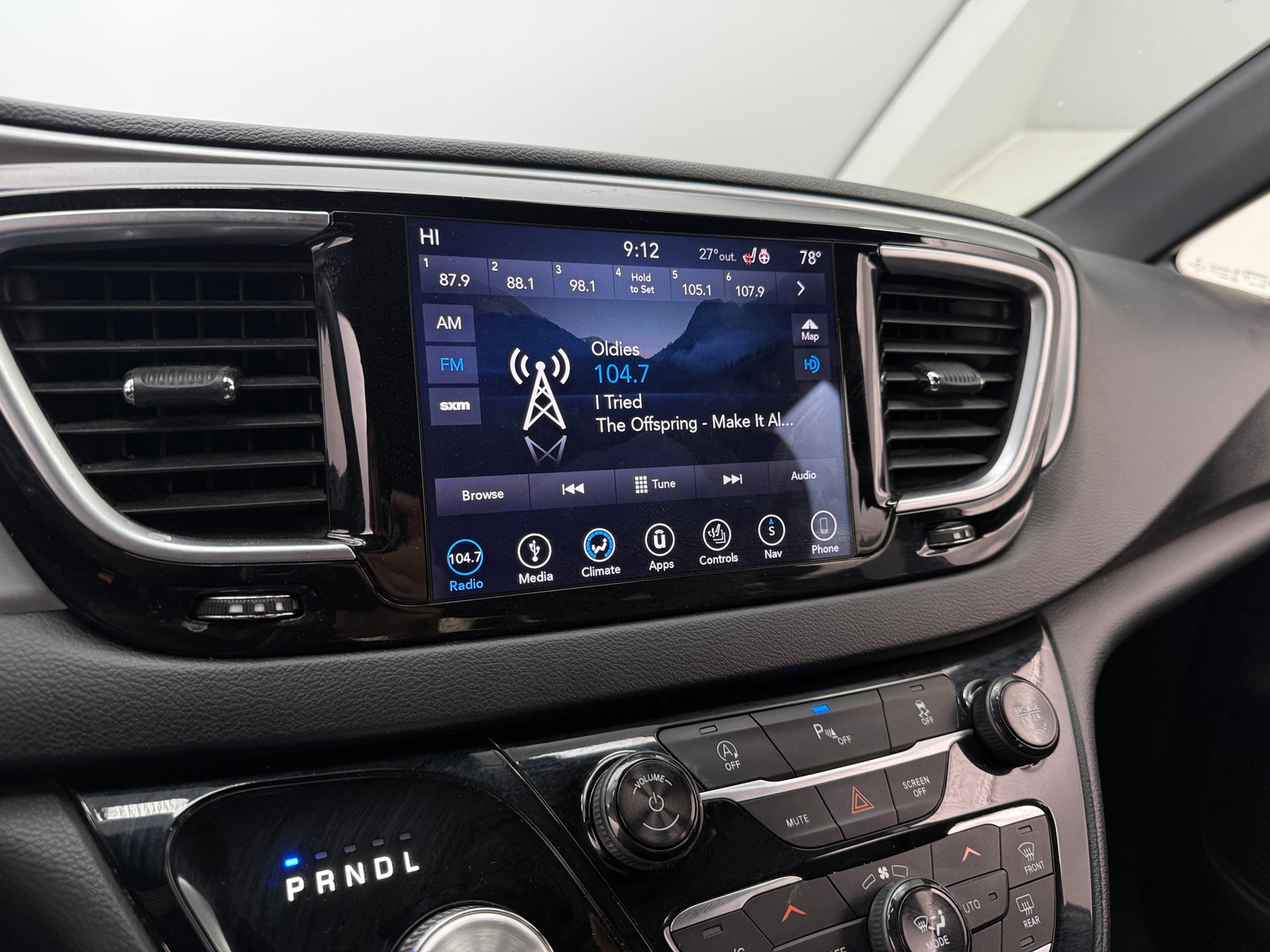 Thumbnail: 2018 Chrysler Pacifica - 3