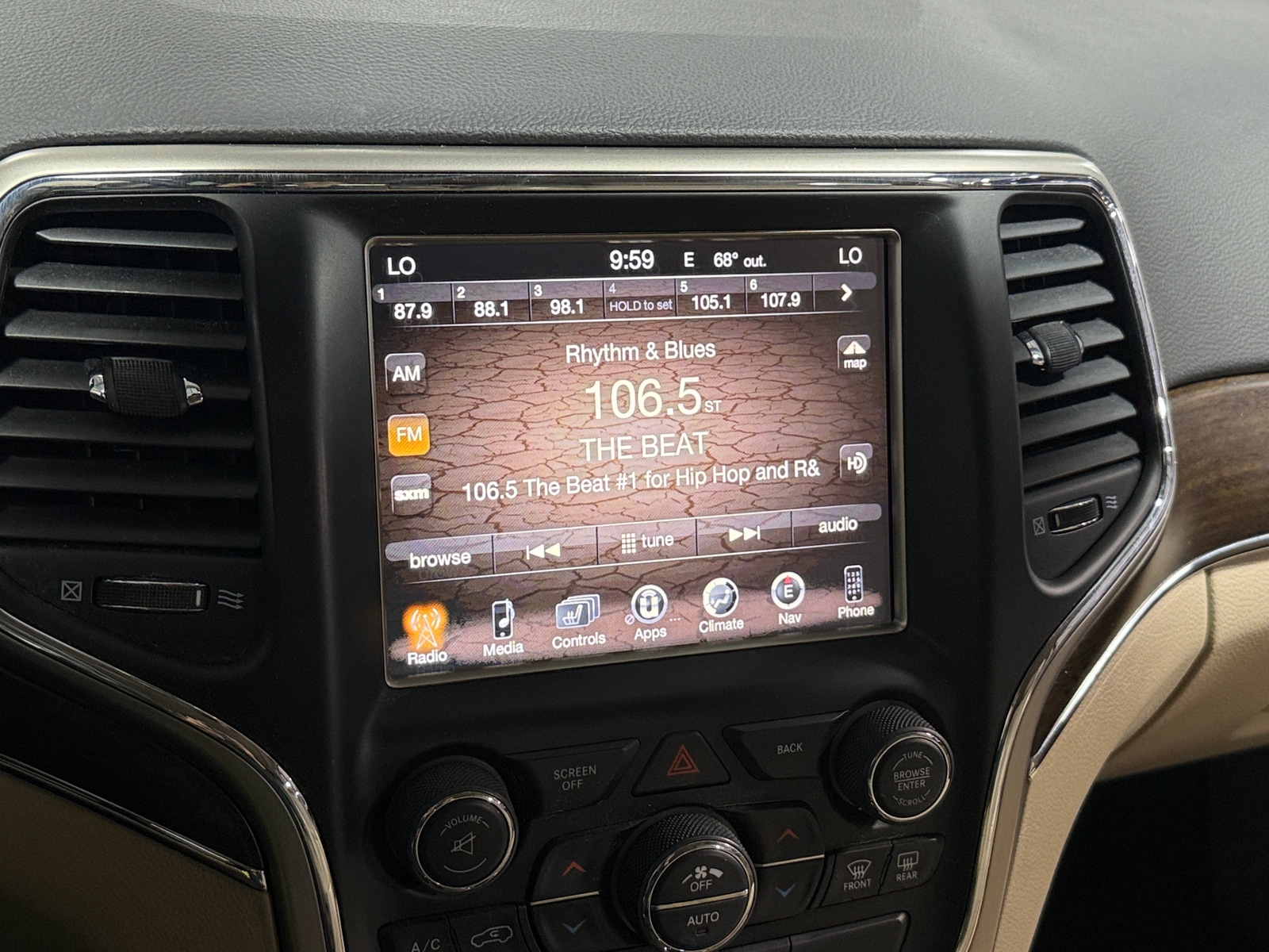 Thumbnail: 2015 Jeep Grand Cherokee - 3