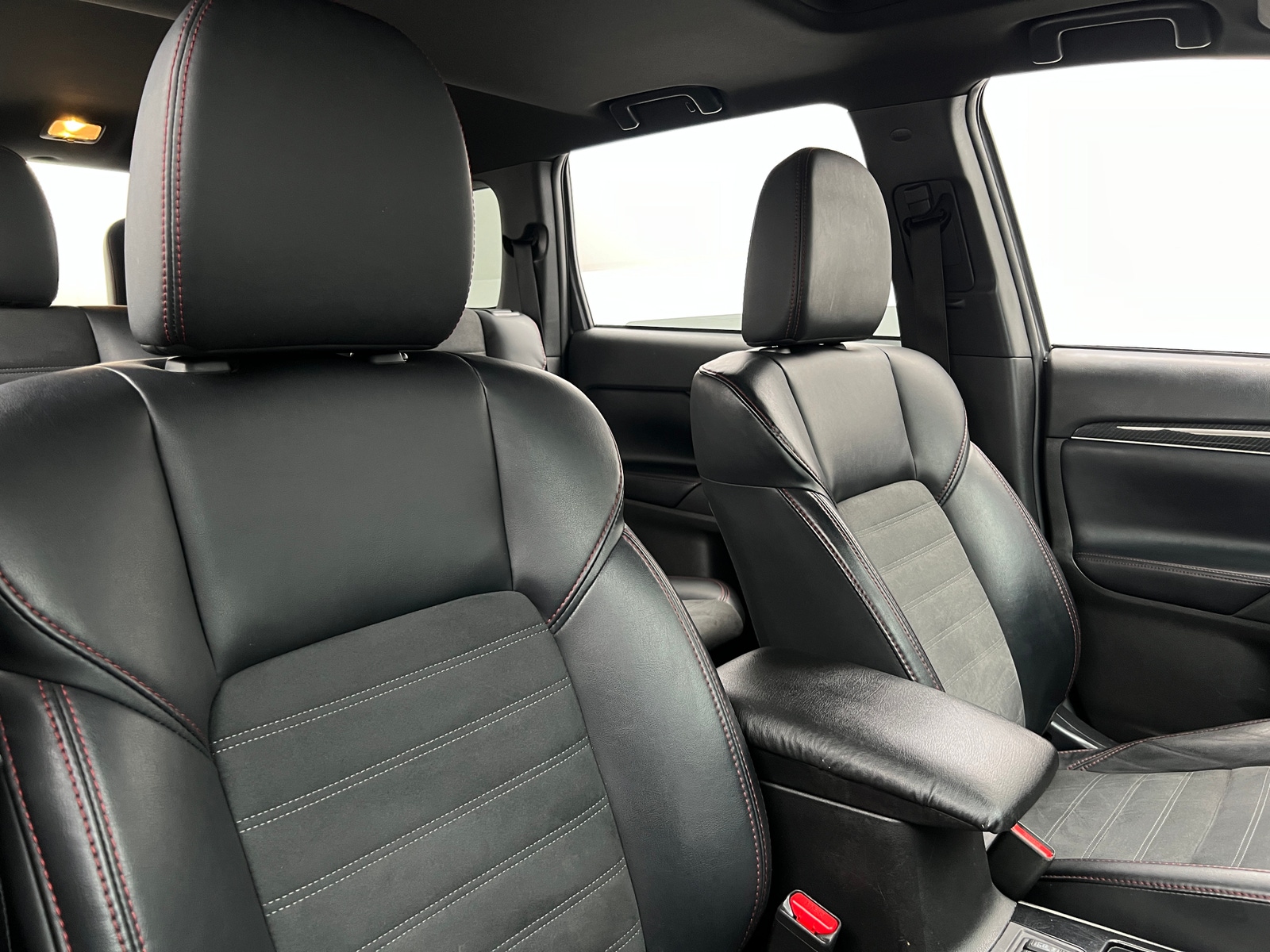 Thumbnail: 2020 Mitsubishi Outlander - 2