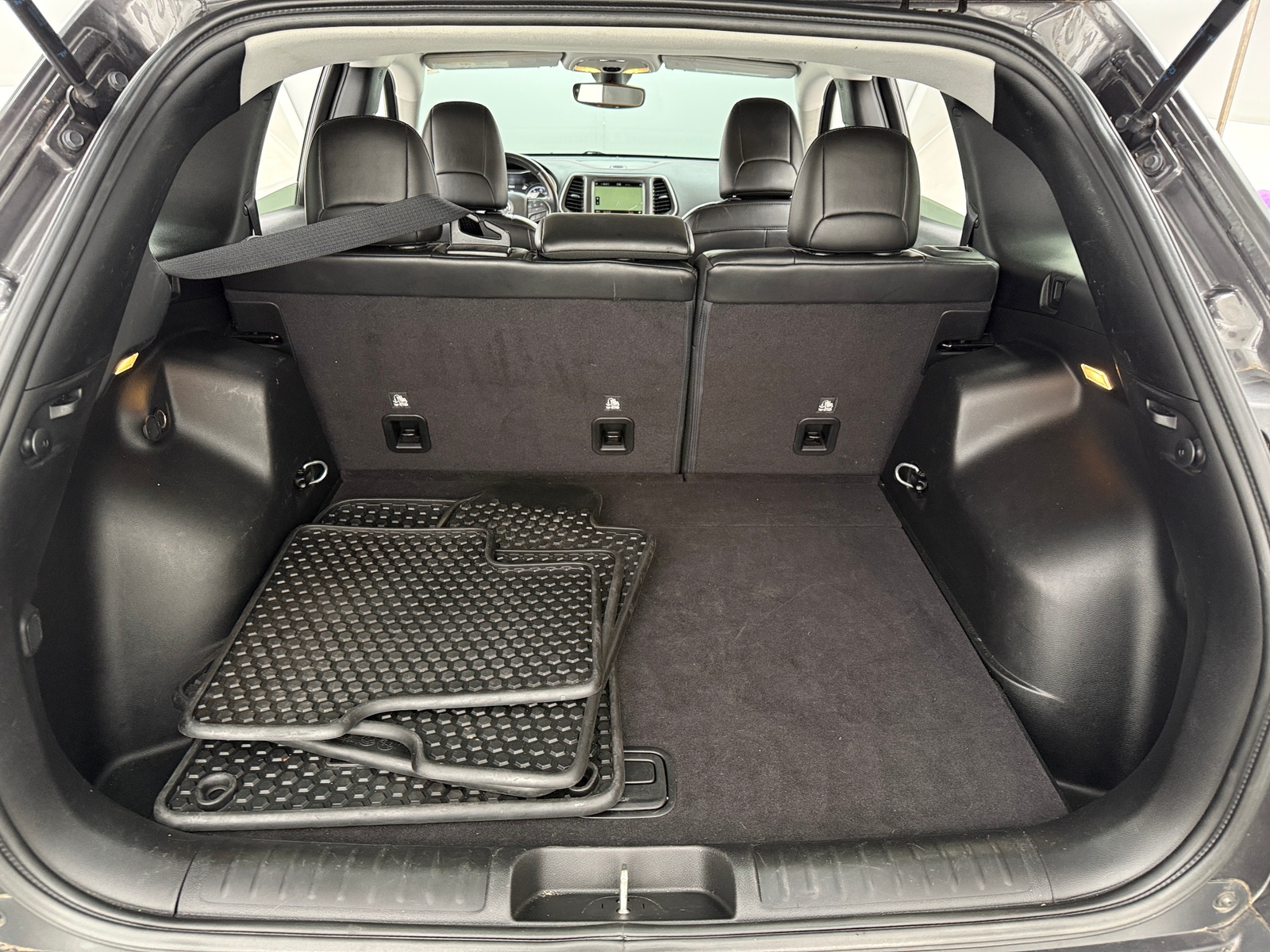 Thumbnail: 2019 Jeep Cherokee - 7