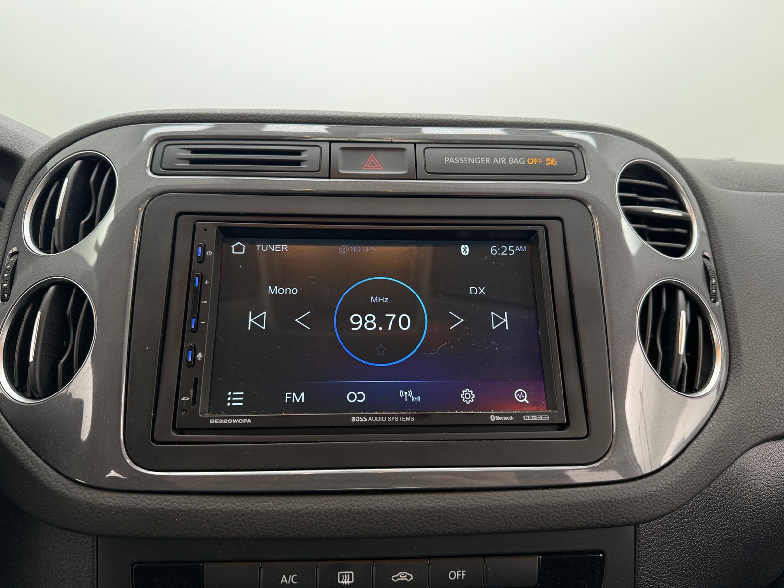 Thumbnail: 2017 Volkswagen Tiguan - 4