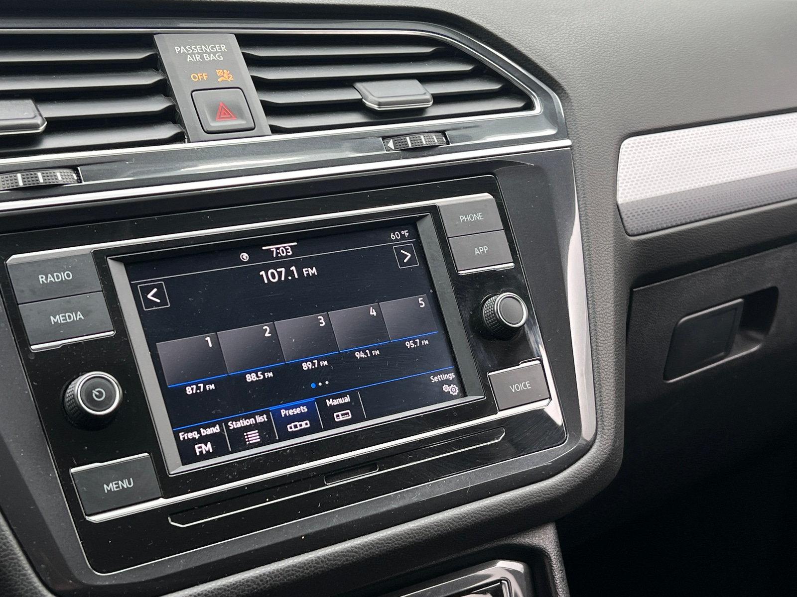 Thumbnail: 2022 Volkswagen Tiguan - 4