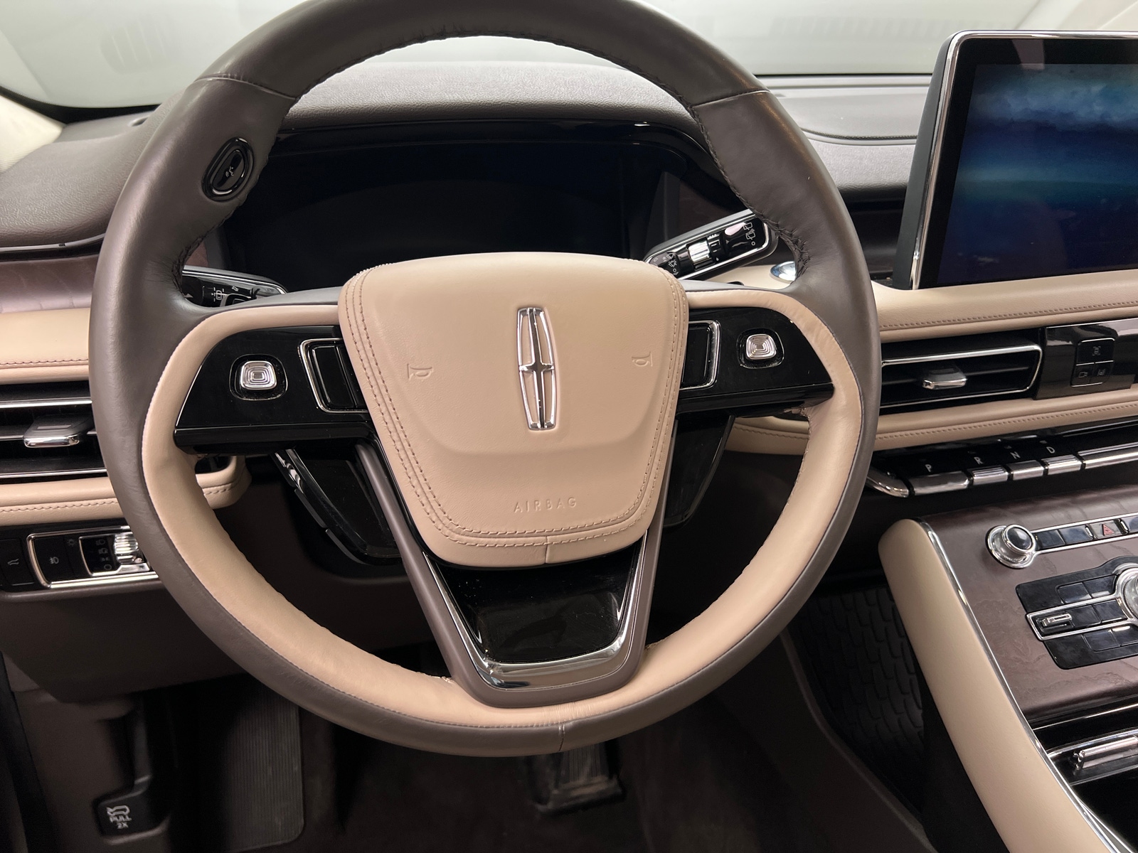 Thumbnail: 2023 Lincoln Aviator - 4