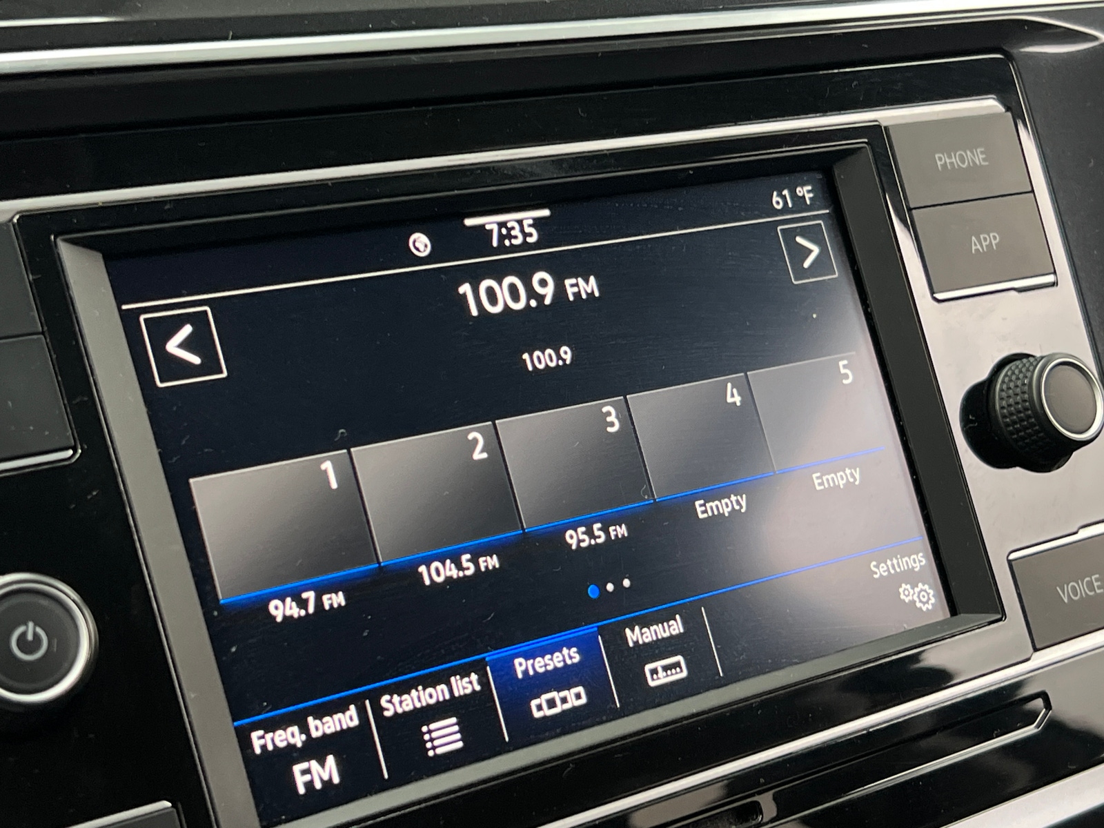 Thumbnail: 2022 Volkswagen Tiguan - 4