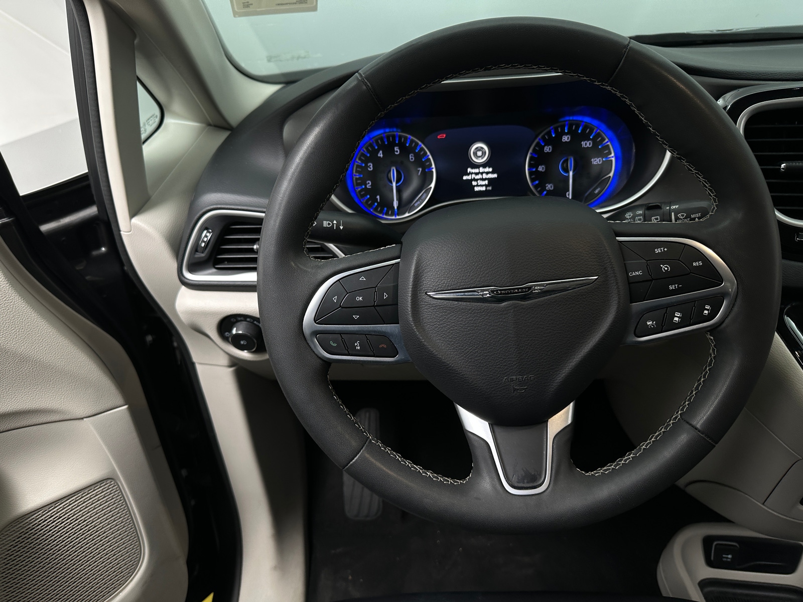 Thumbnail: 2023 Chrysler Pacifica - 4