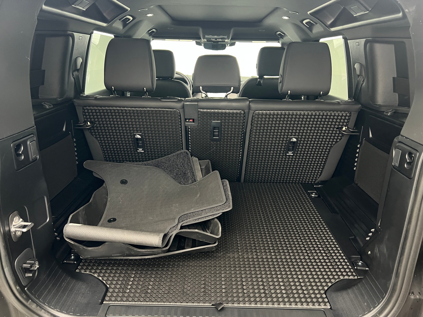 Thumbnail: 2025 Land Rover Defender - 6