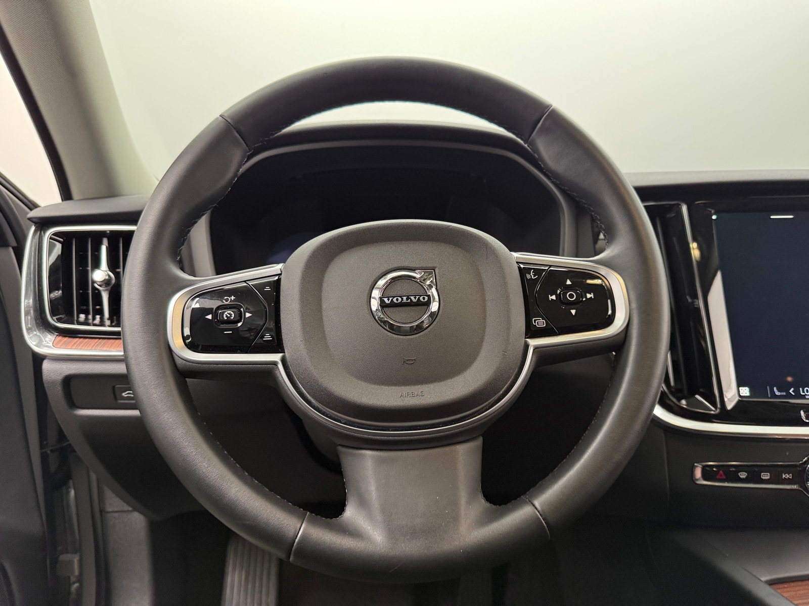 Thumbnail: 2025 Volvo V60 - 4