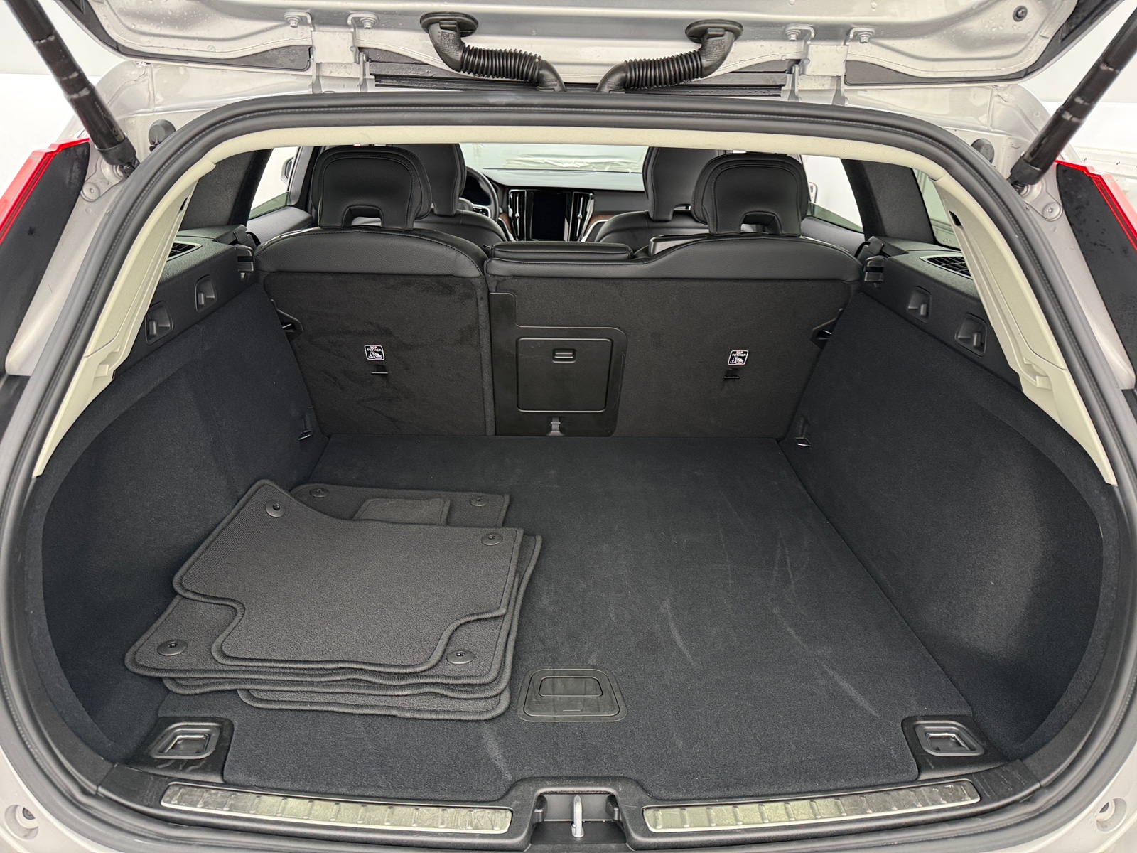 Thumbnail: 2025 Volvo V60 - 6