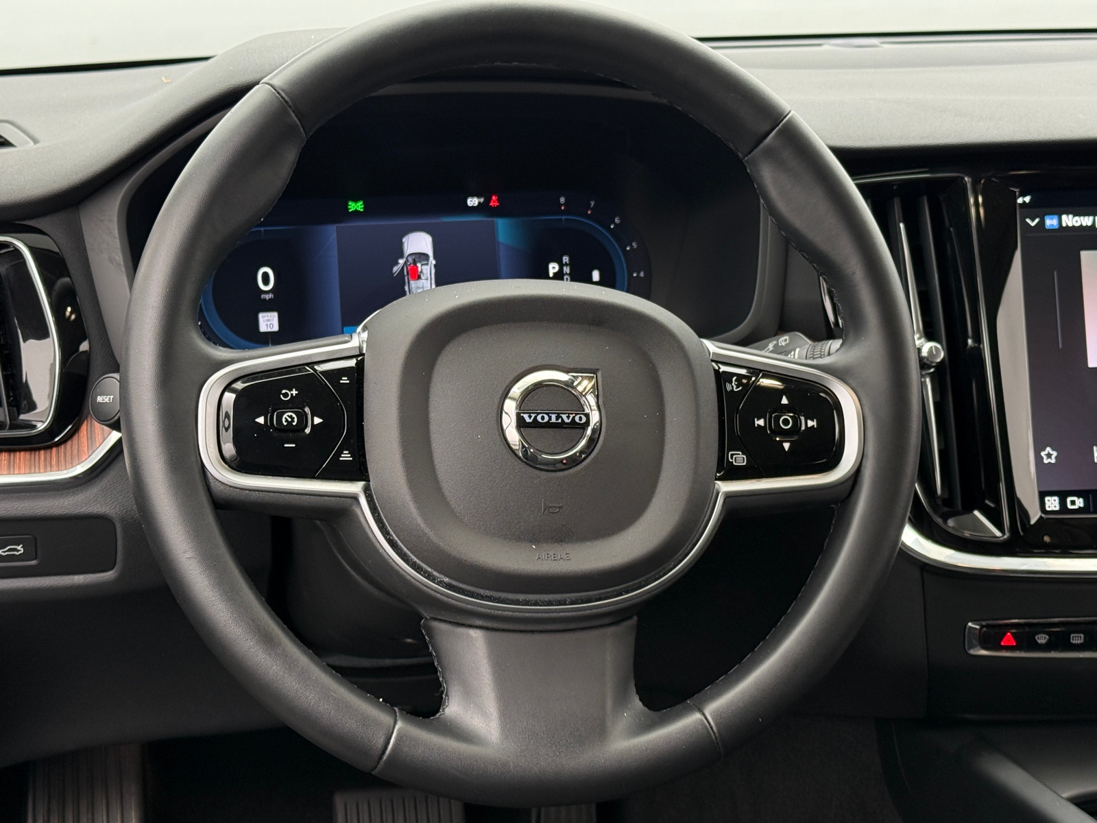 Thumbnail: 2025 Volvo V60 - 4