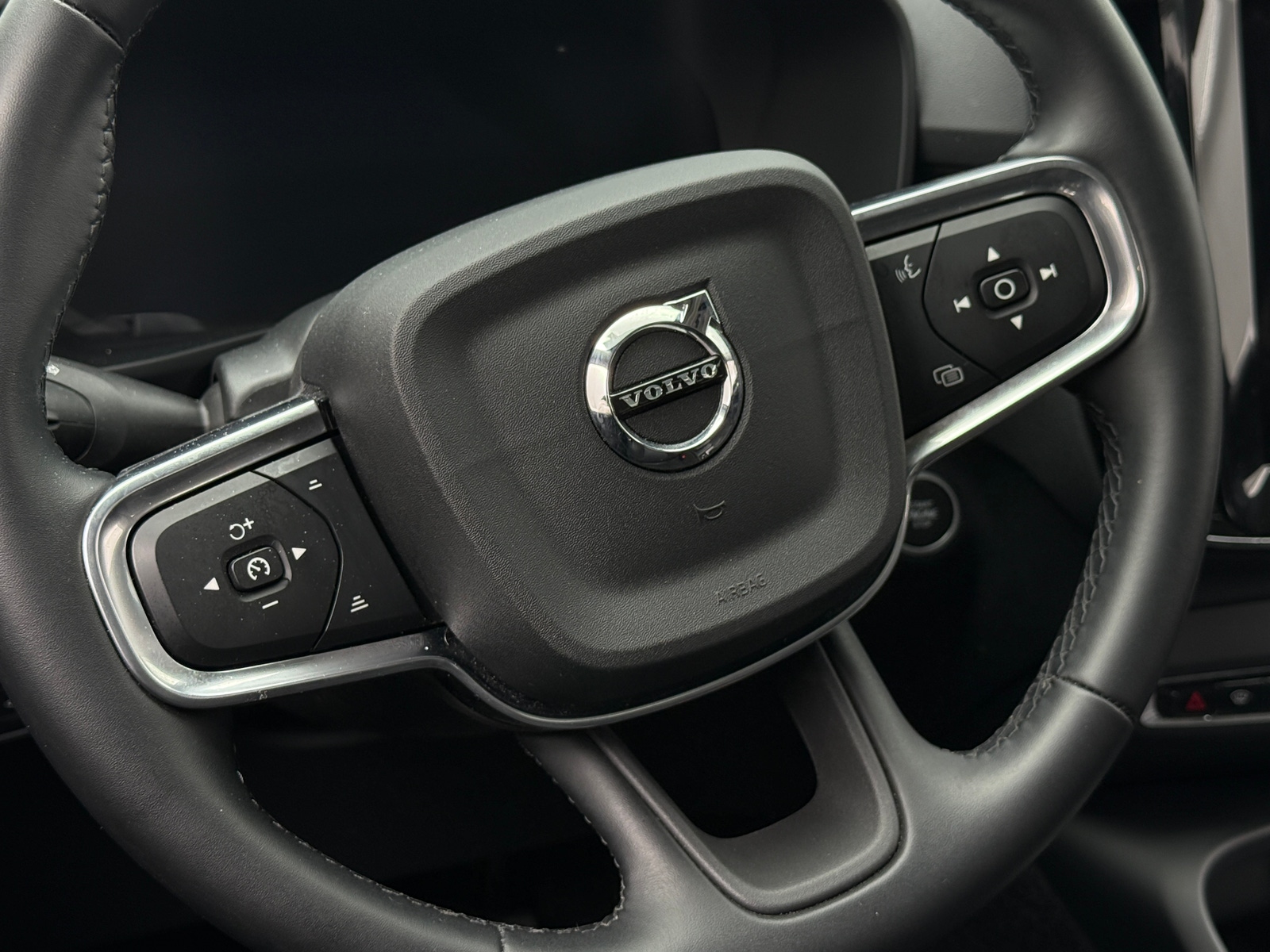 Thumbnail: 2025 Volvo XC40 - 5