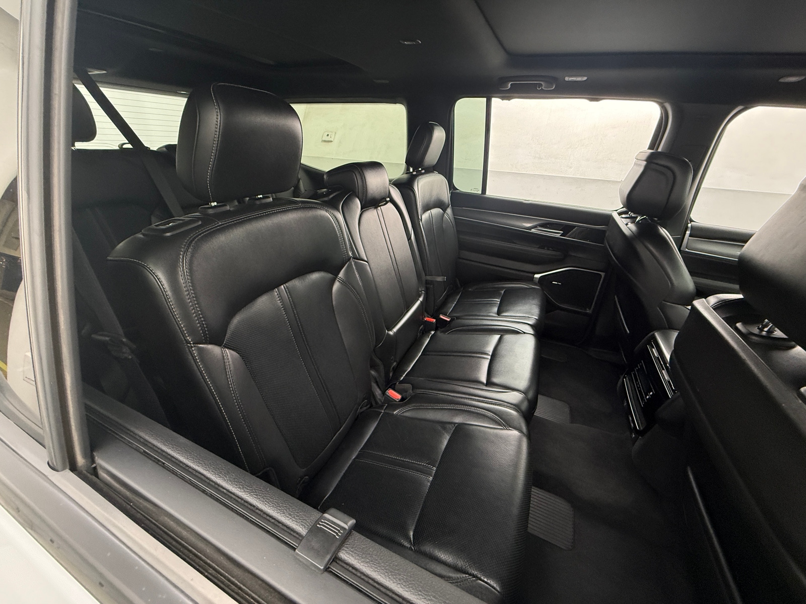 Thumbnail: 2022 Jeep Wagoneer - 5