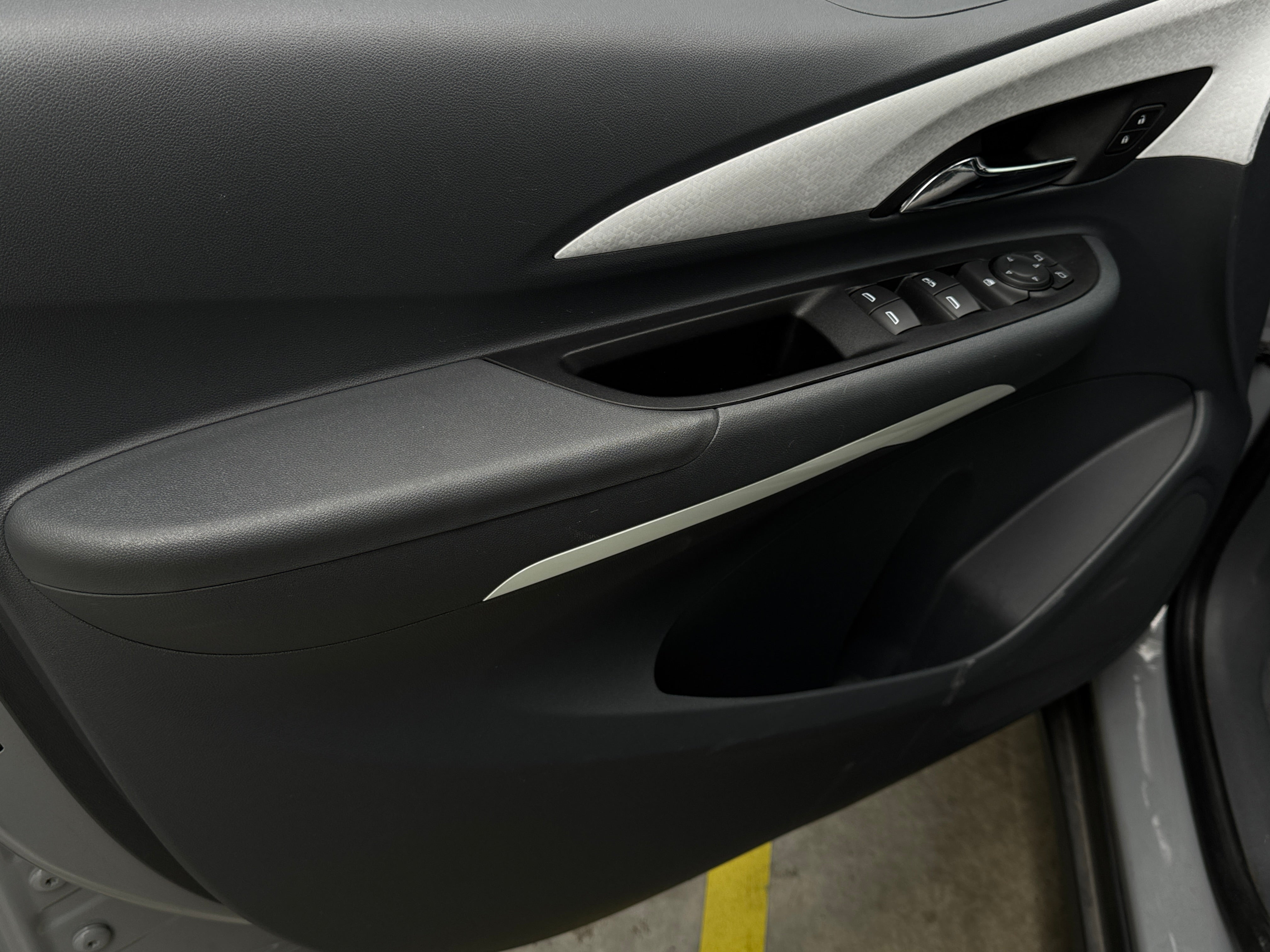 Used 2021 Chevrolet Bolt EV LT with VIN 1G1FY6S07M4111123 for sale in Oak Creek, WI