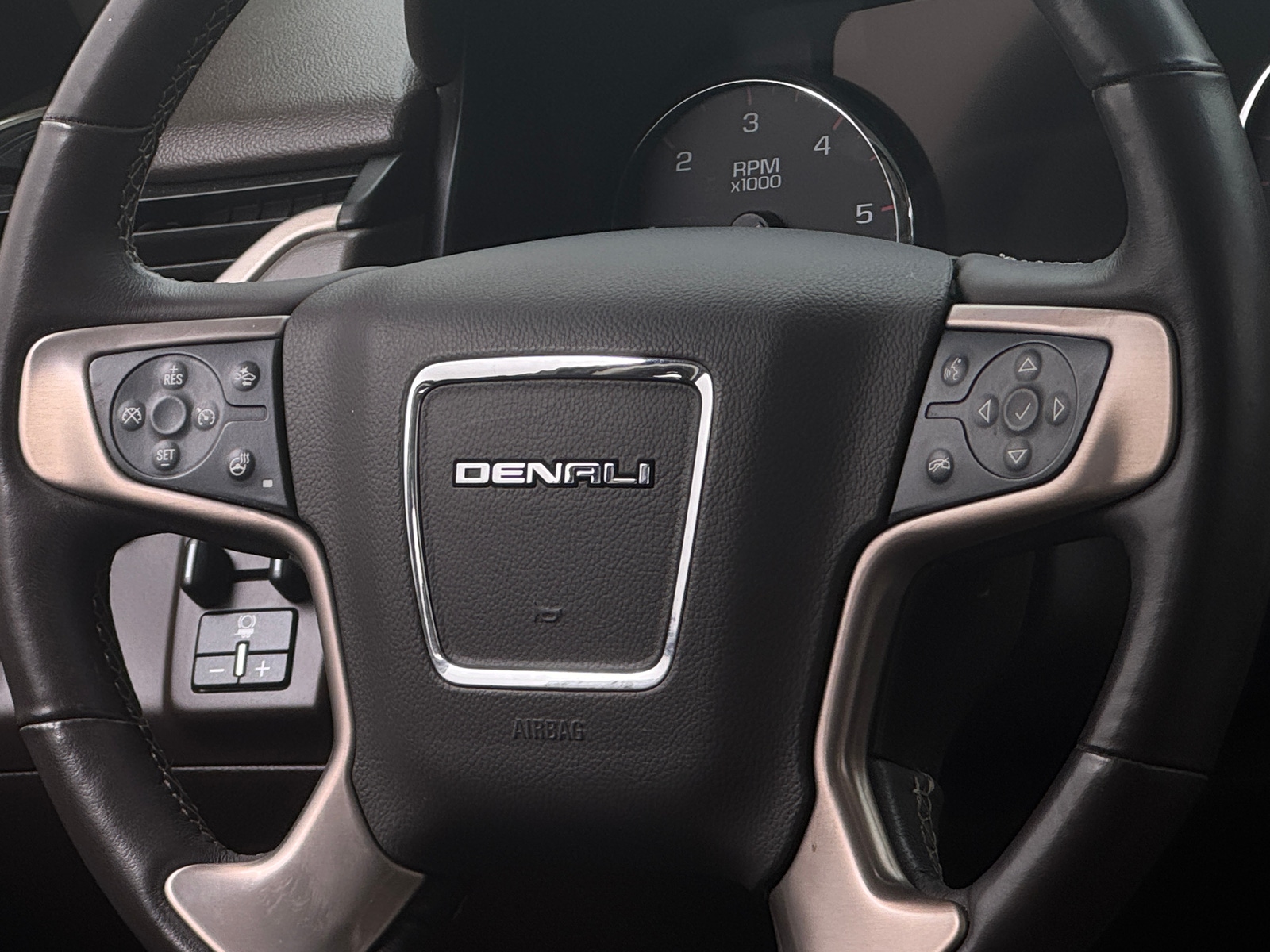 Thumbnail: 2016 GMC Yukon XL - 4