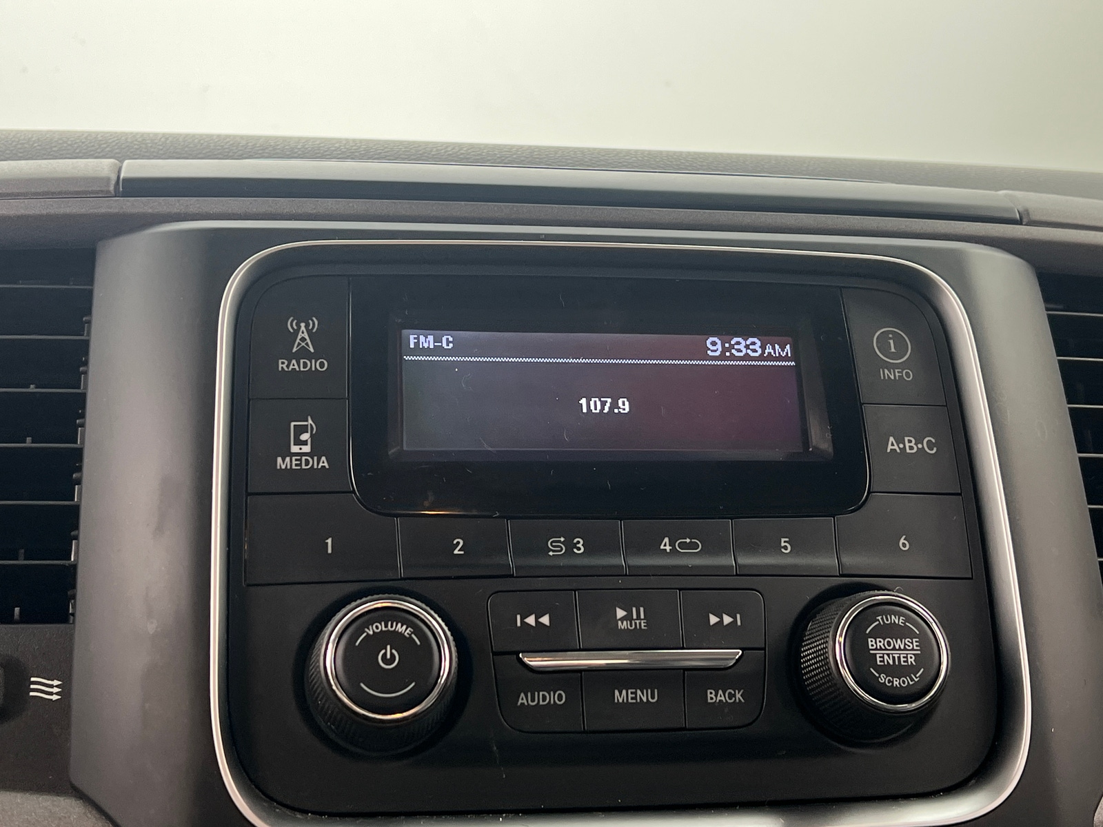 Thumbnail: 2019 RAM 1500 Classic - 3