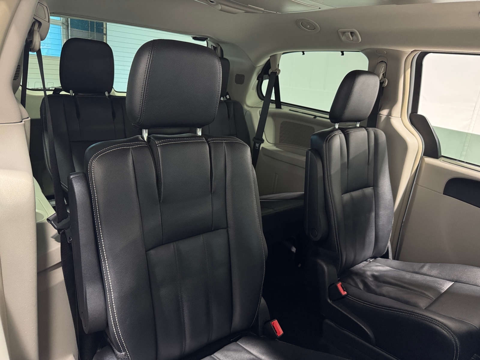 Thumbnail: 2016 Chrysler Town & Country - 5