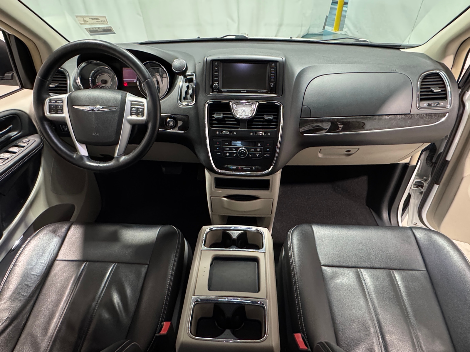 Thumbnail: 2016 Chrysler Town & Country - 2