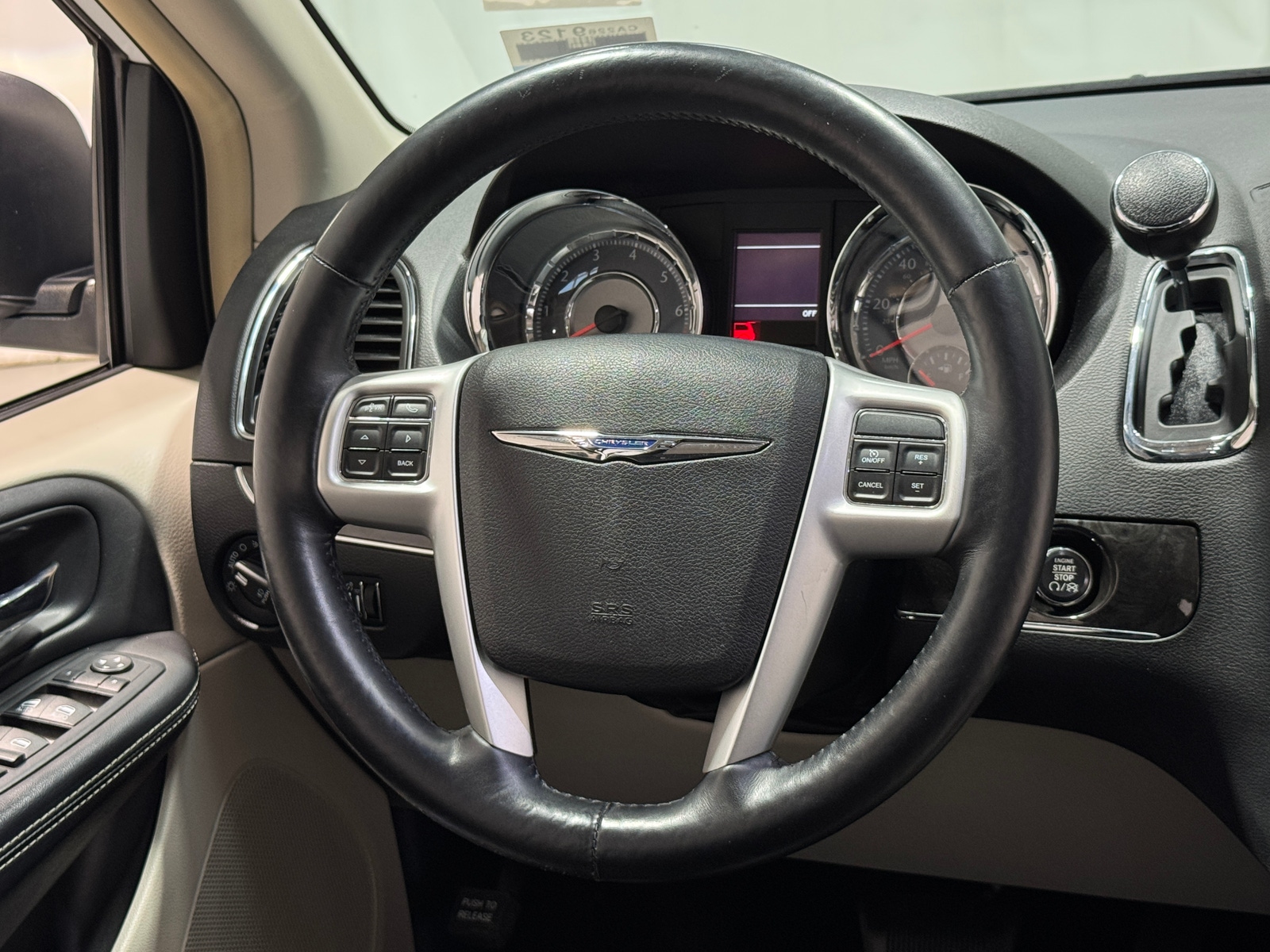 Thumbnail: 2016 Chrysler Town & Country - 4