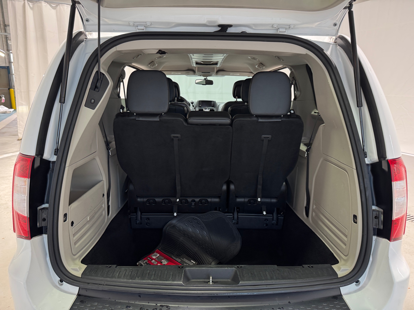 Thumbnail: 2016 Chrysler Town & Country - 6