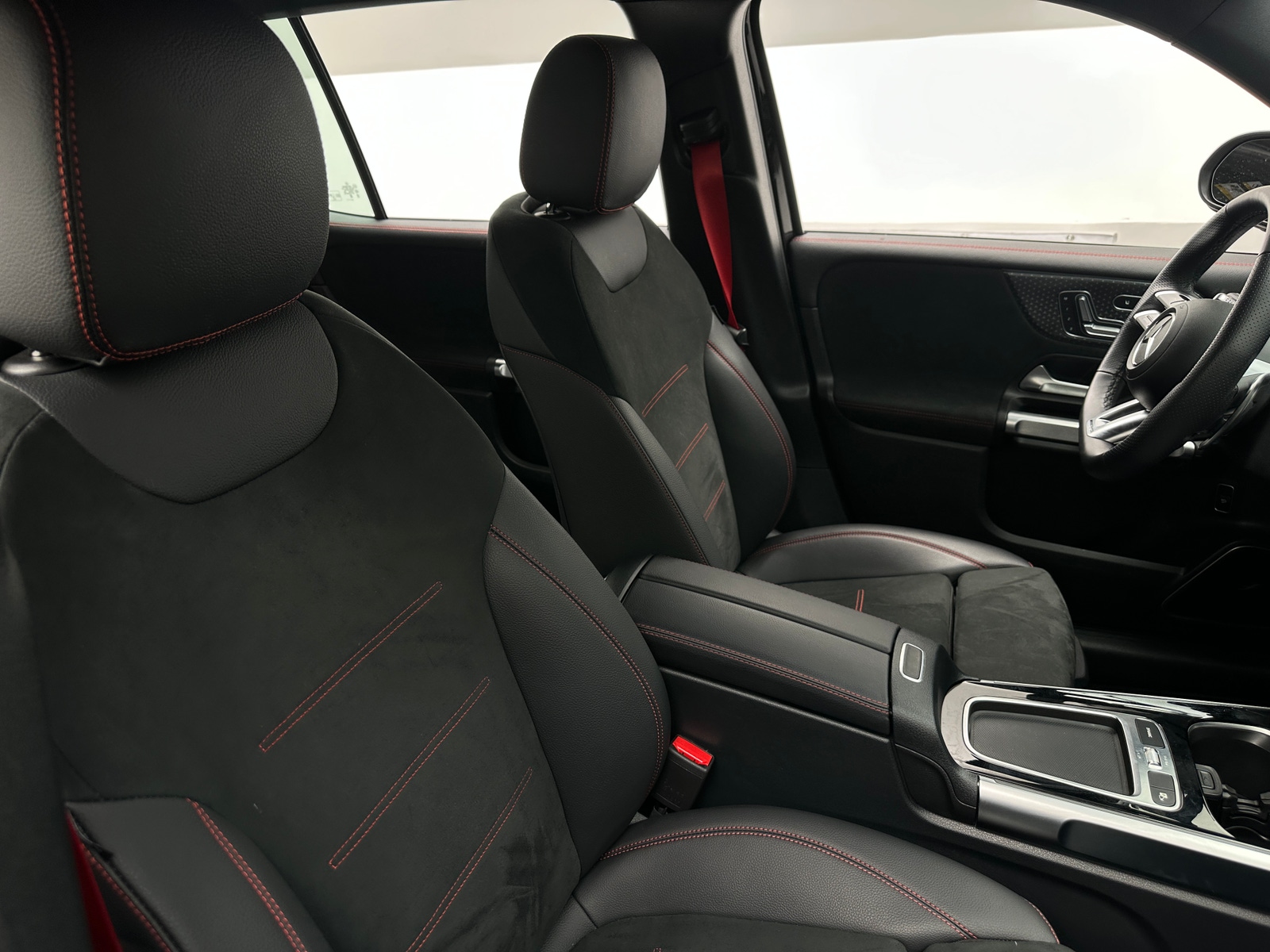 Thumbnail: 2025 Mercedes-Benz GLB - 2