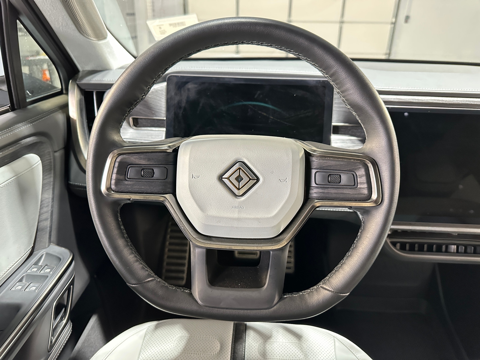 Thumbnail: 2023 Rivian R1T - 4