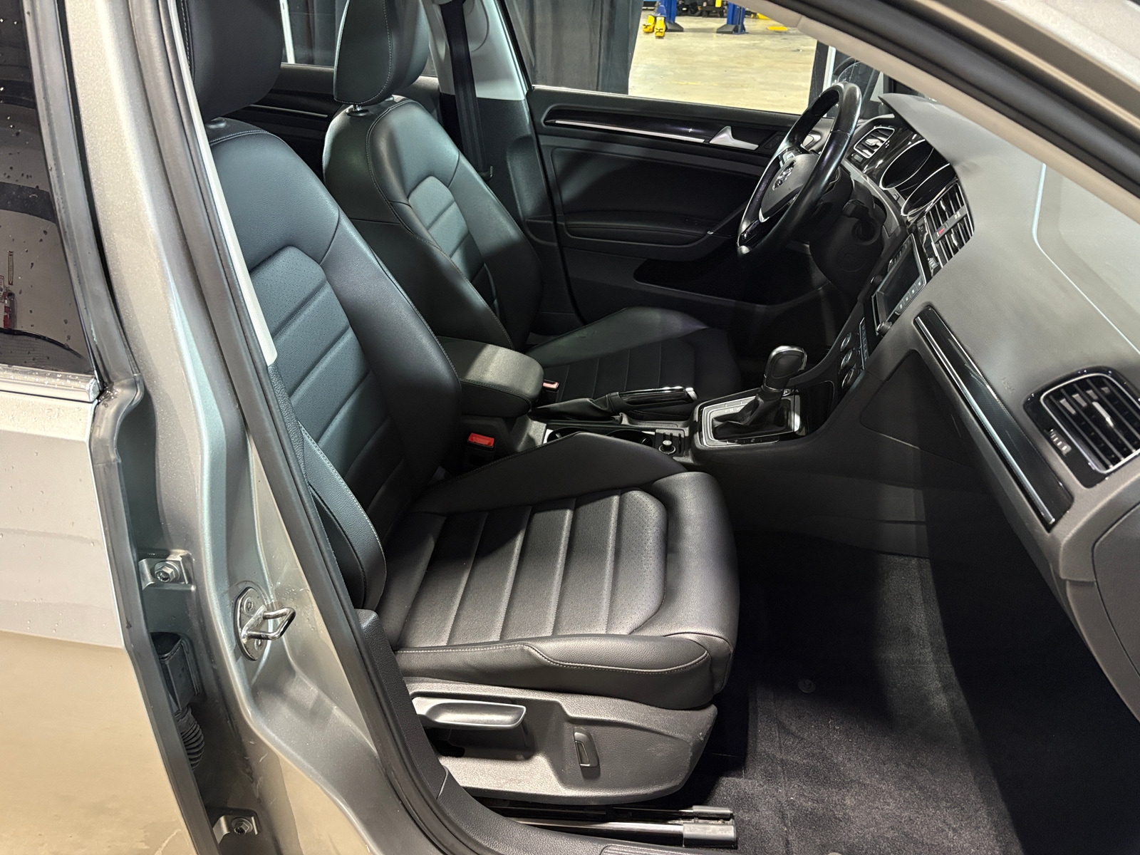 Thumbnail: 2017 Volkswagen e-Golf - 2