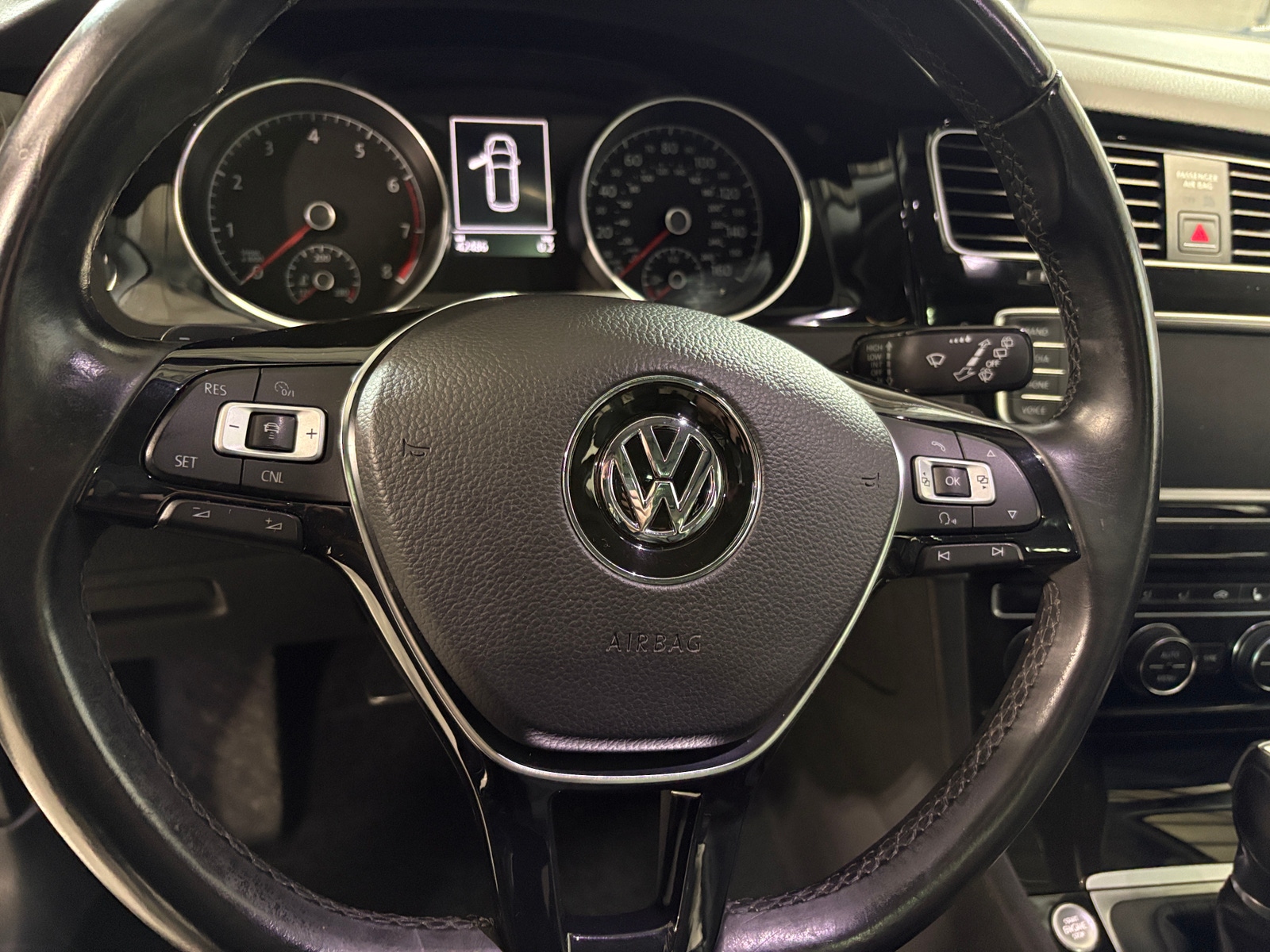 Thumbnail: 2017 Volkswagen e-Golf - 5
