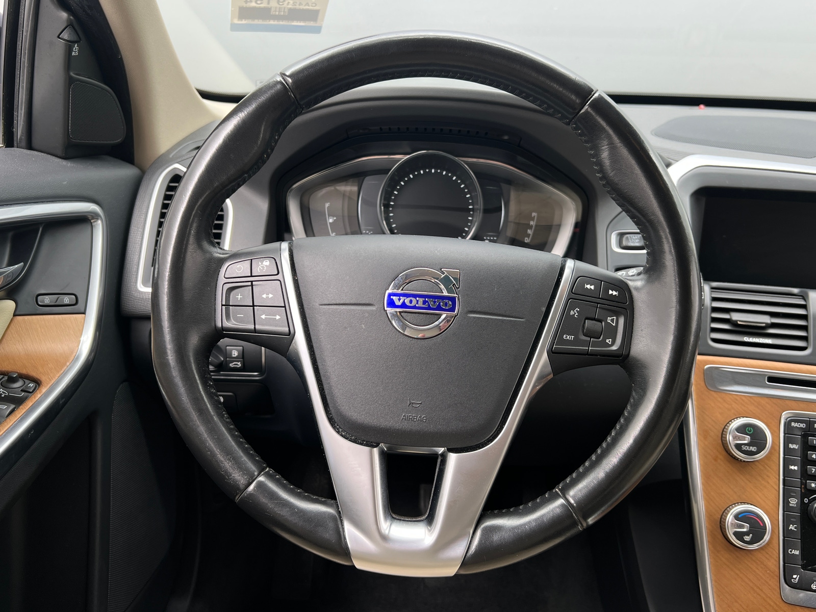 Thumbnail: 2017 Volvo XC60 - 4