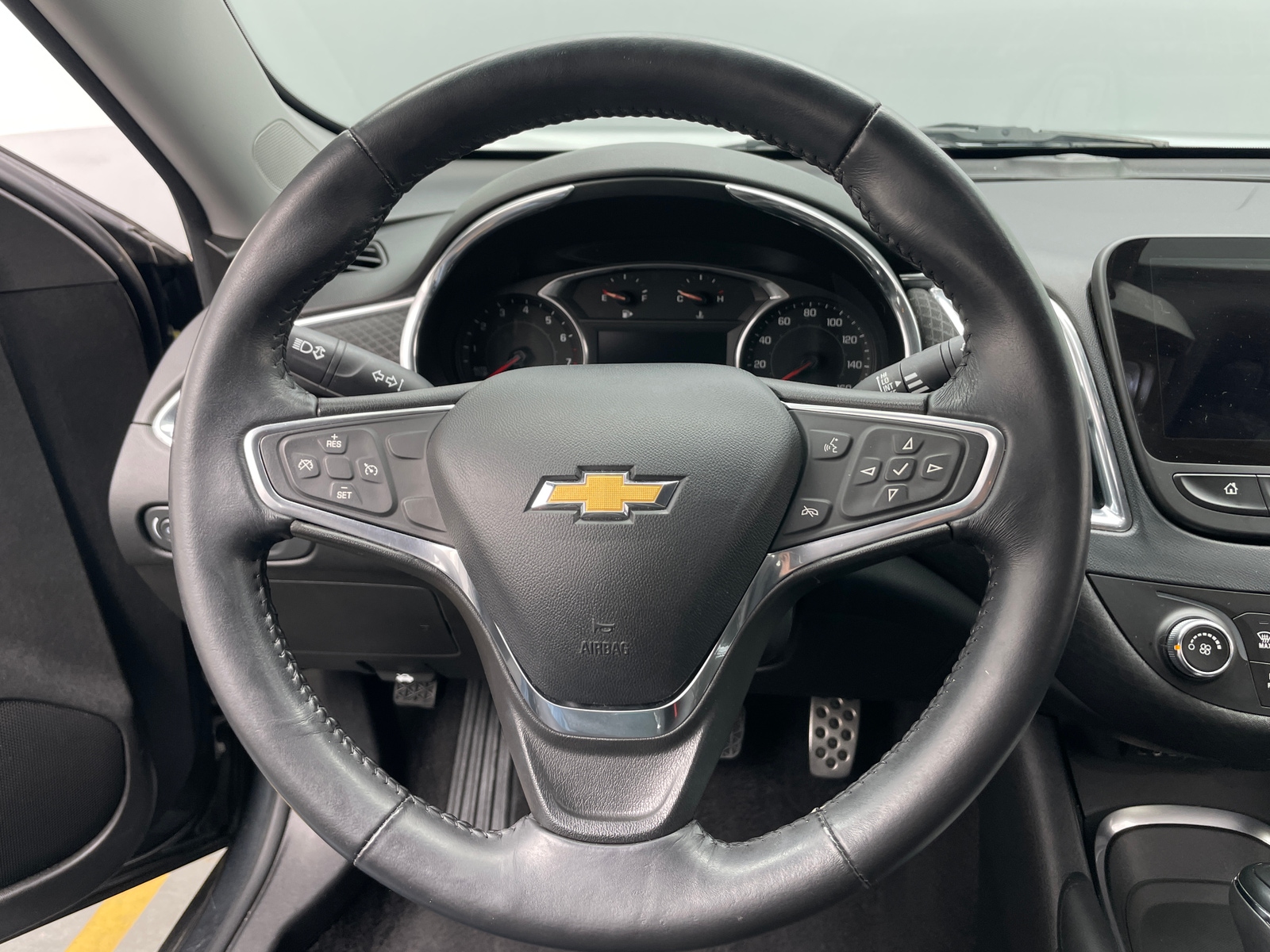 Thumbnail: 2017 Chevrolet Malibu - 5