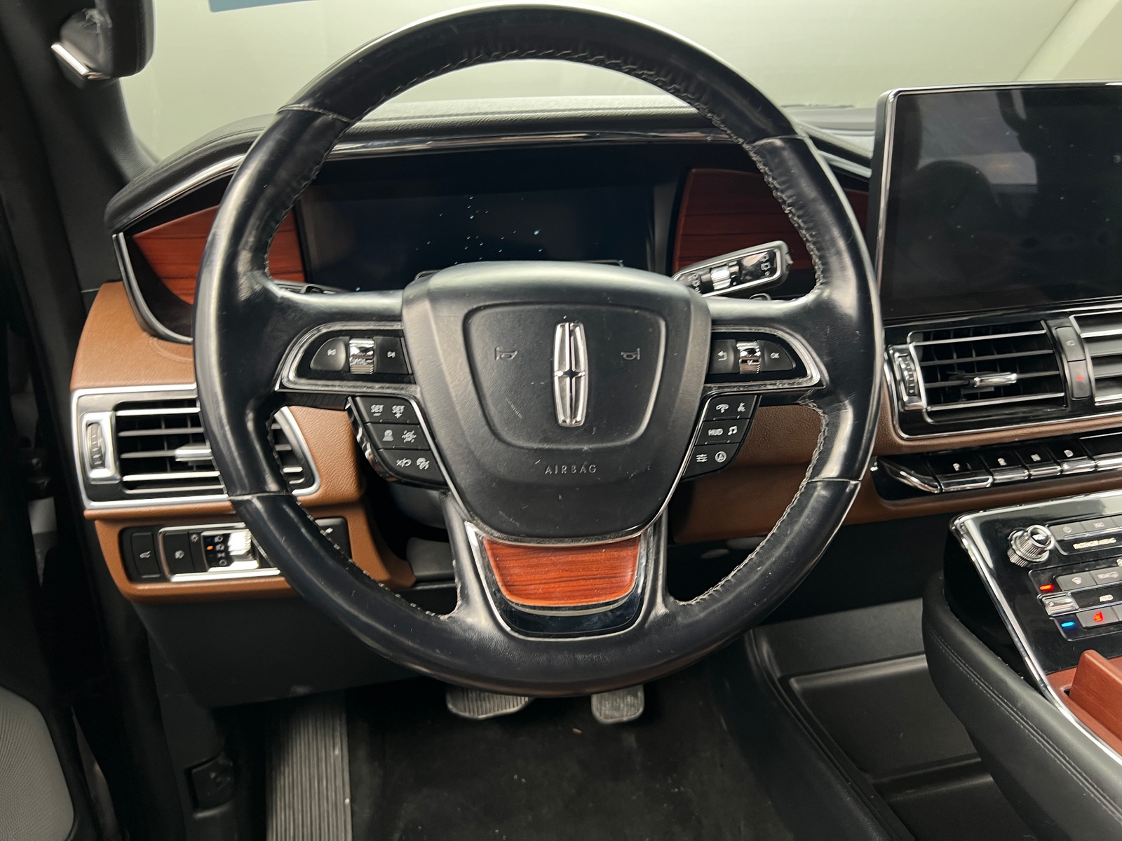 Thumbnail: 2022 Lincoln Navigator L - 4