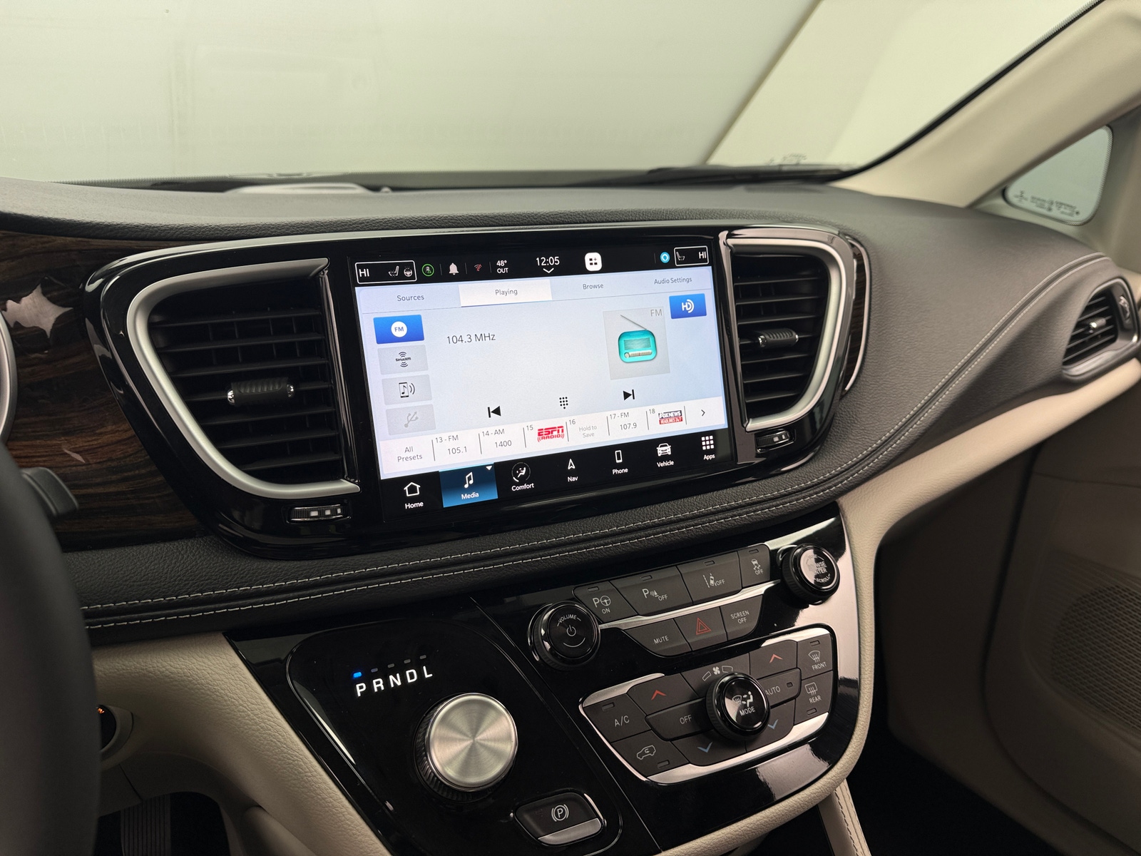 Thumbnail: 2023 Chrysler Pacifica - 3