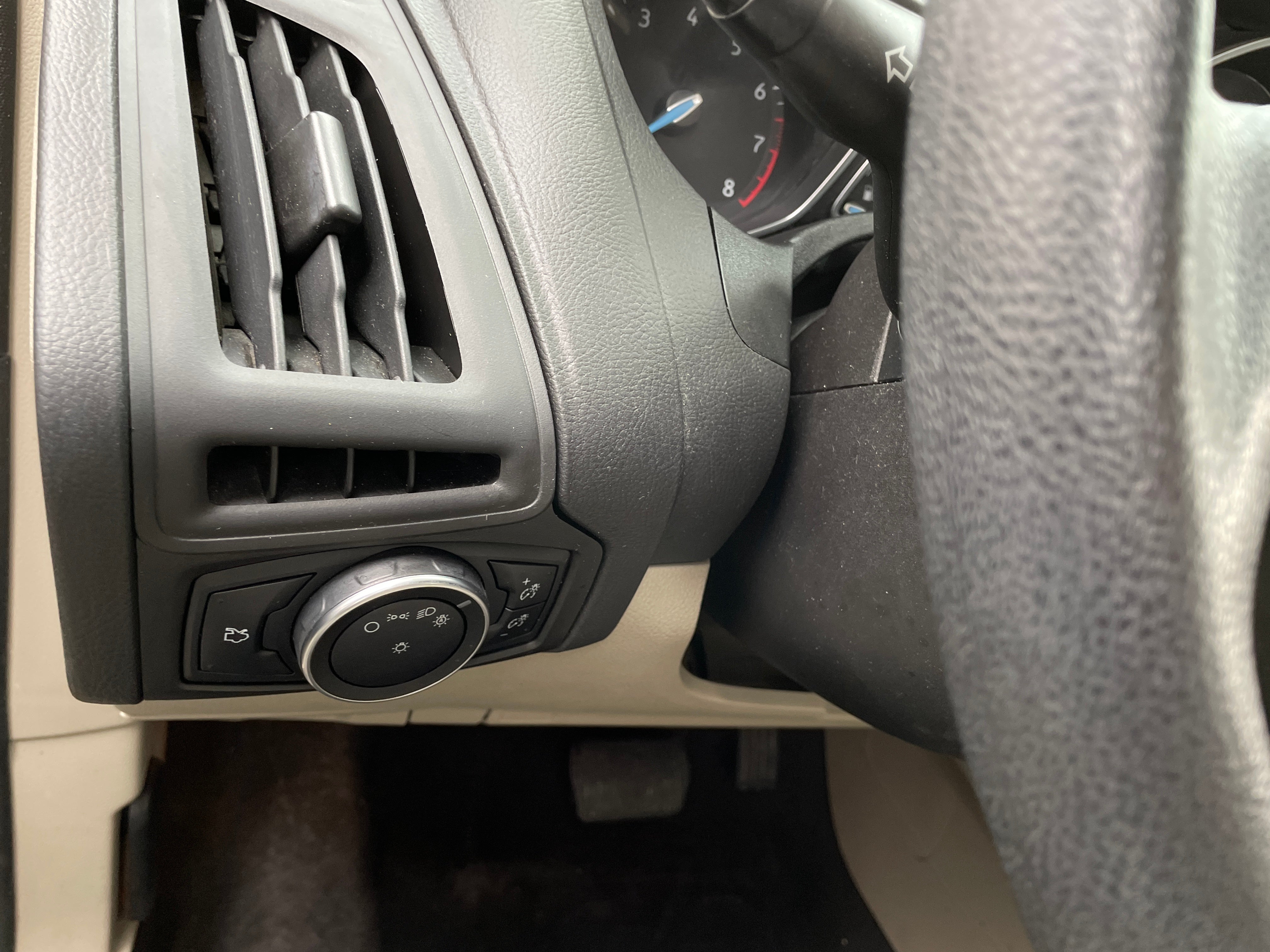 Used 2015 Ford Focus SE with VIN 1FADP3F26FL238696 for sale in Oak Creek, WI