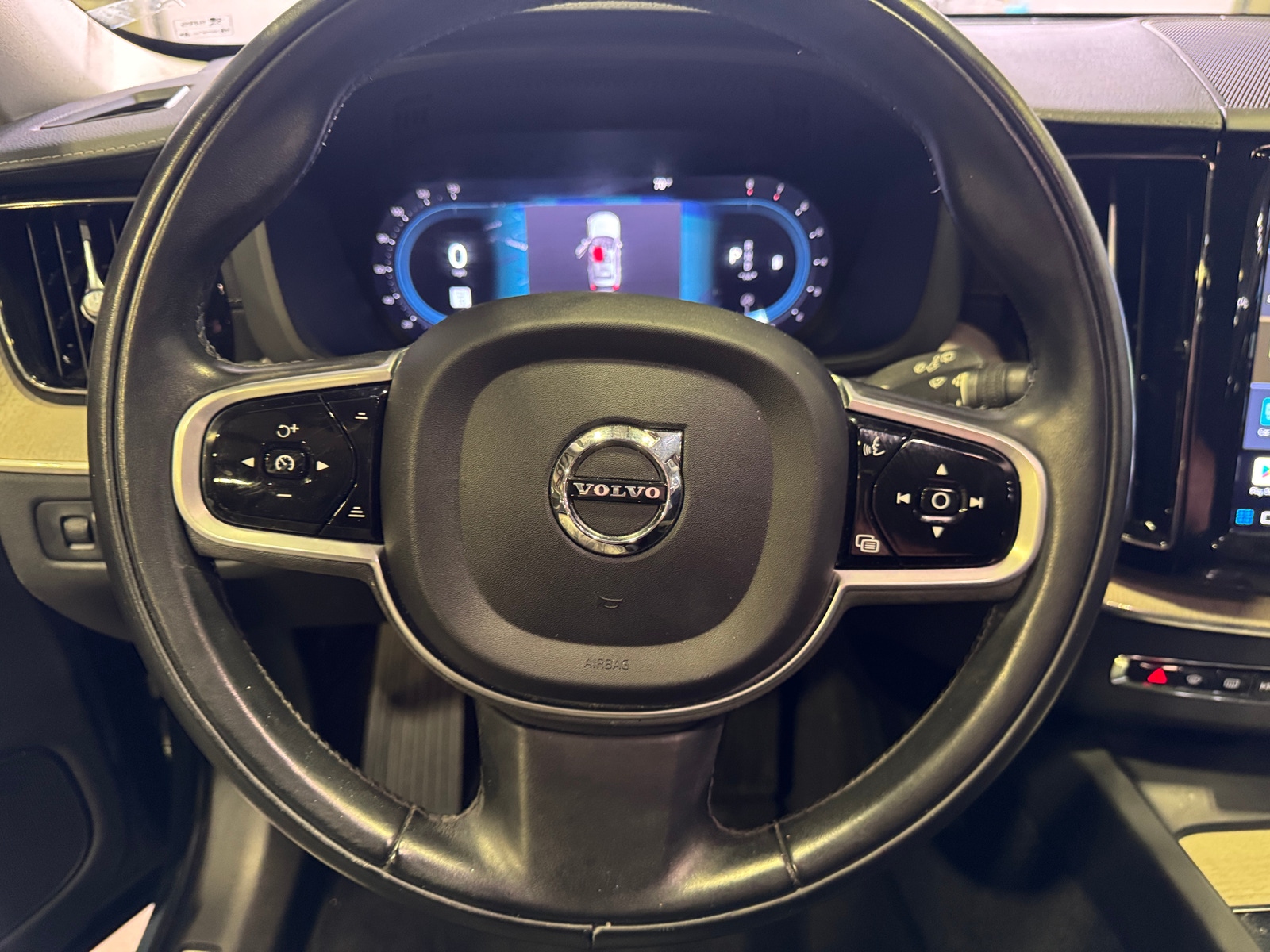 Thumbnail: 2022 Volvo XC60 - 4