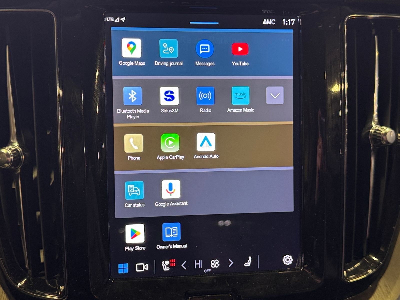 Thumbnail: 2022 Volvo XC60 - 3