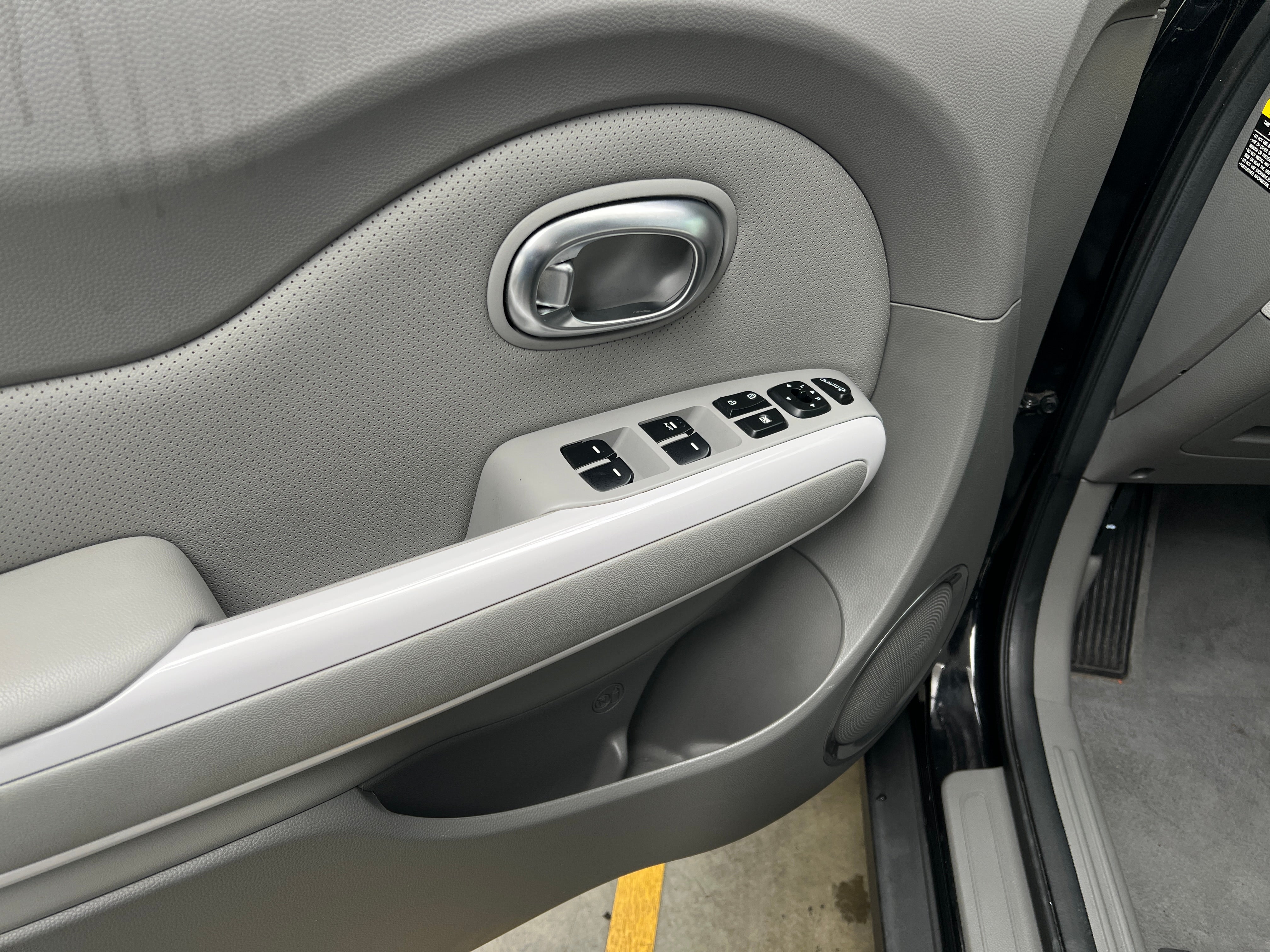 Used 2018 Kia Soul EV + with VIN KNDJX3AE3J7026418 for sale in Oak Creek, WI