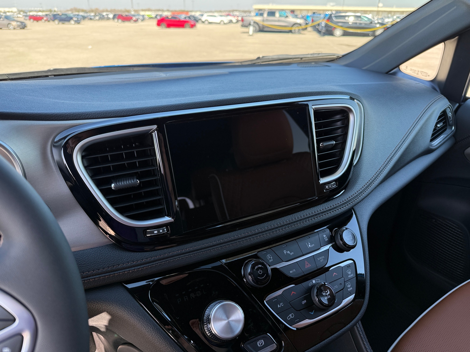 Thumbnail: 2026 Chrysler Pacifica - 3