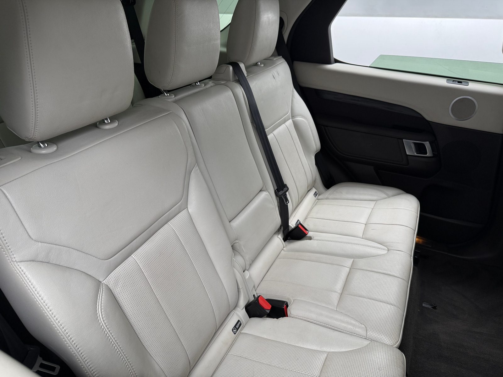 Thumbnail: 2017 Land Rover Discovery - 5