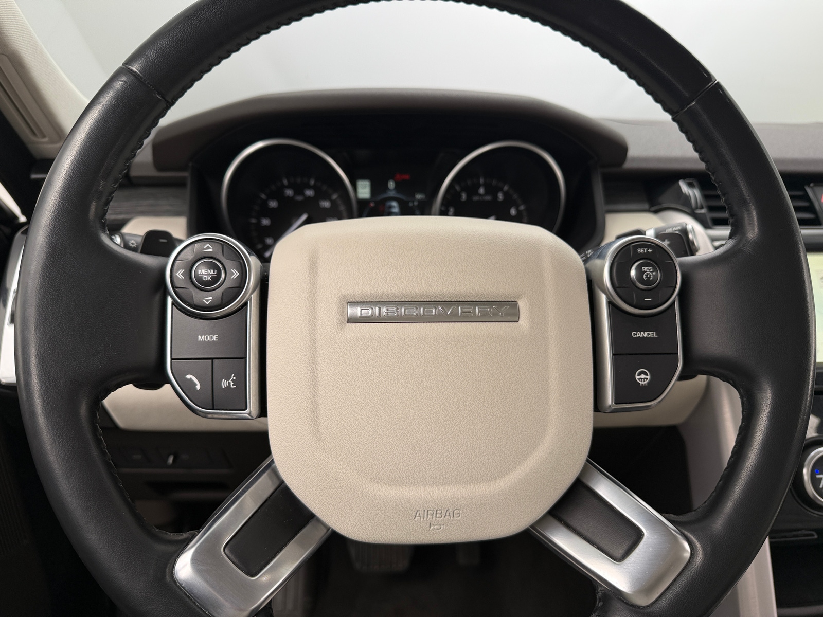 Thumbnail: 2017 Land Rover Discovery - 4