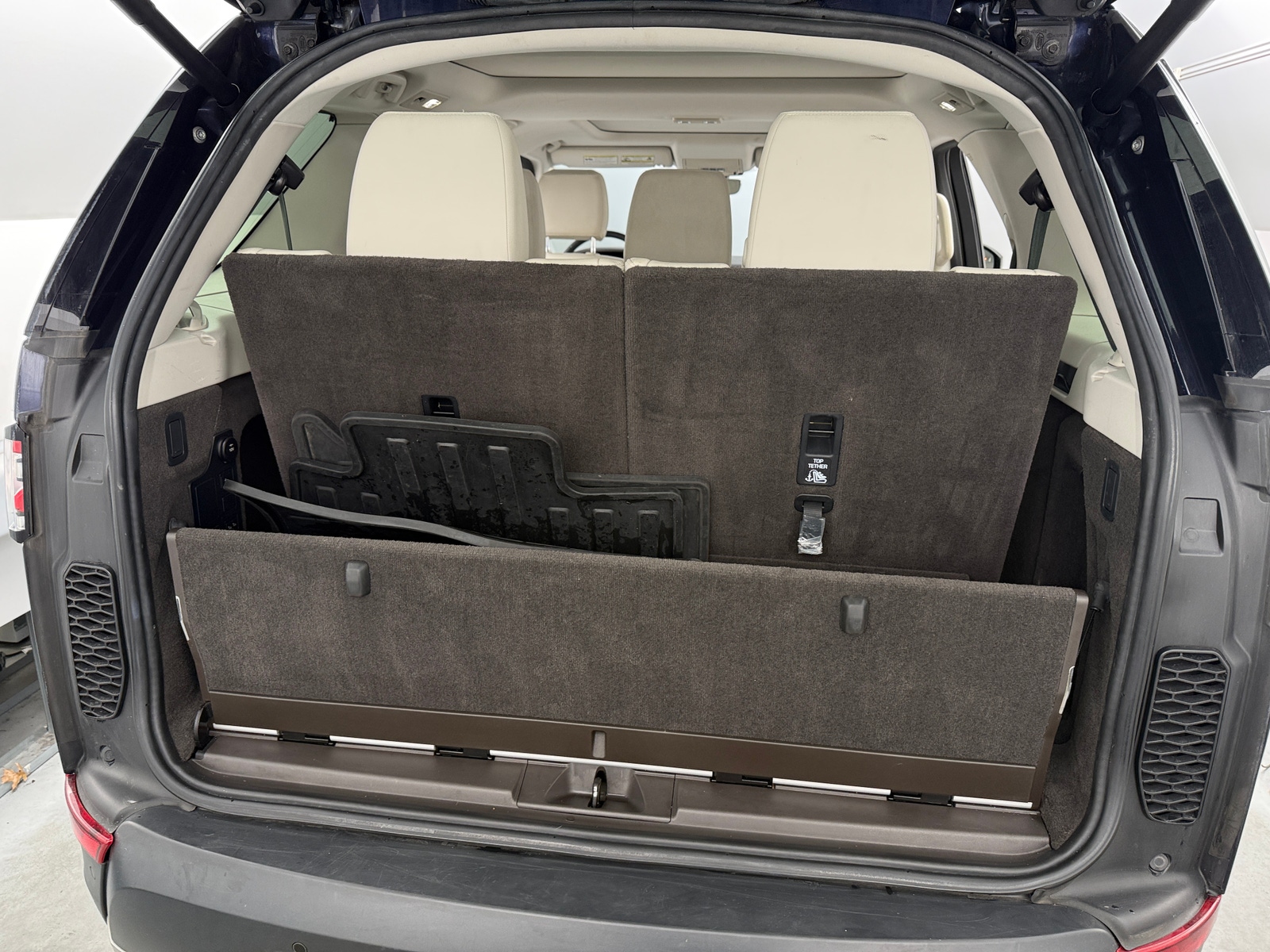 Thumbnail: 2017 Land Rover Discovery - 6