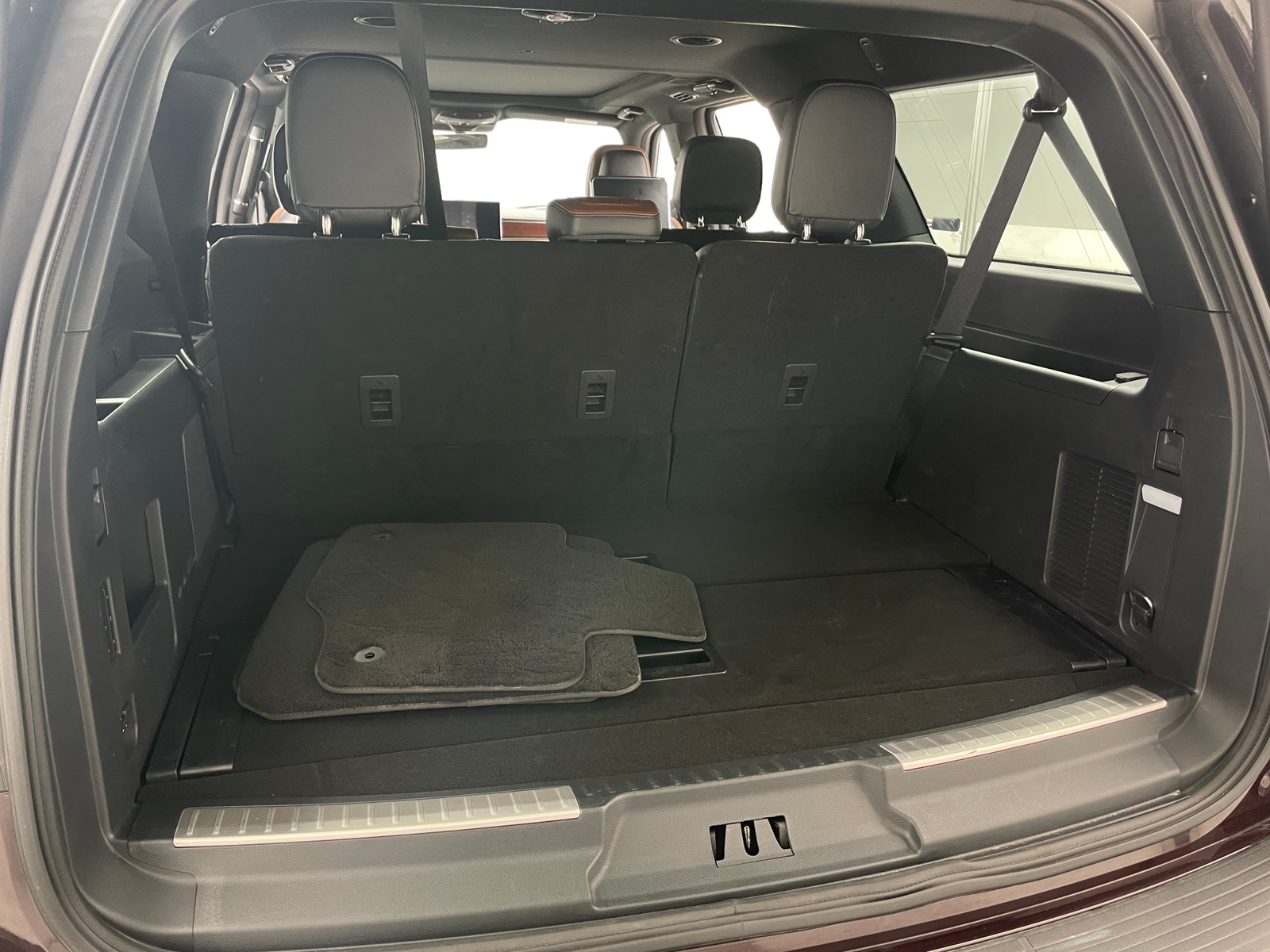 Thumbnail: 2023 Lincoln Navigator L - 6