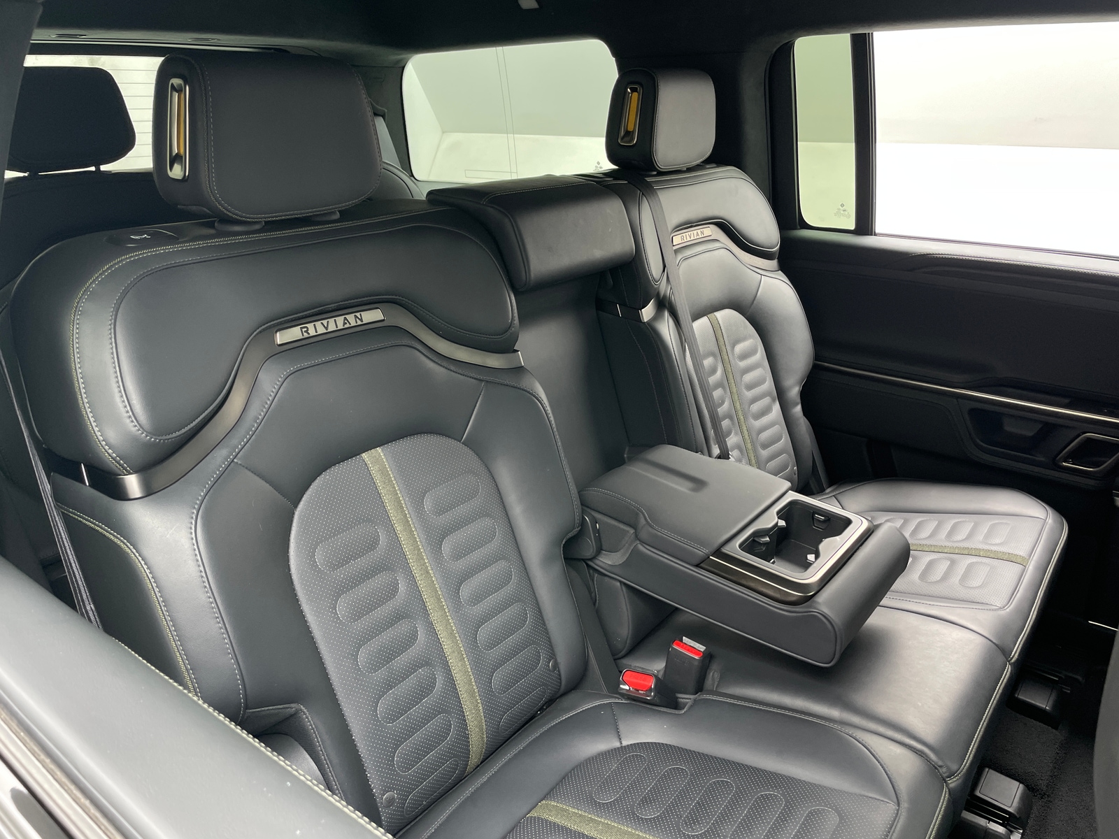 Thumbnail: 2024 Rivian R1S - 5