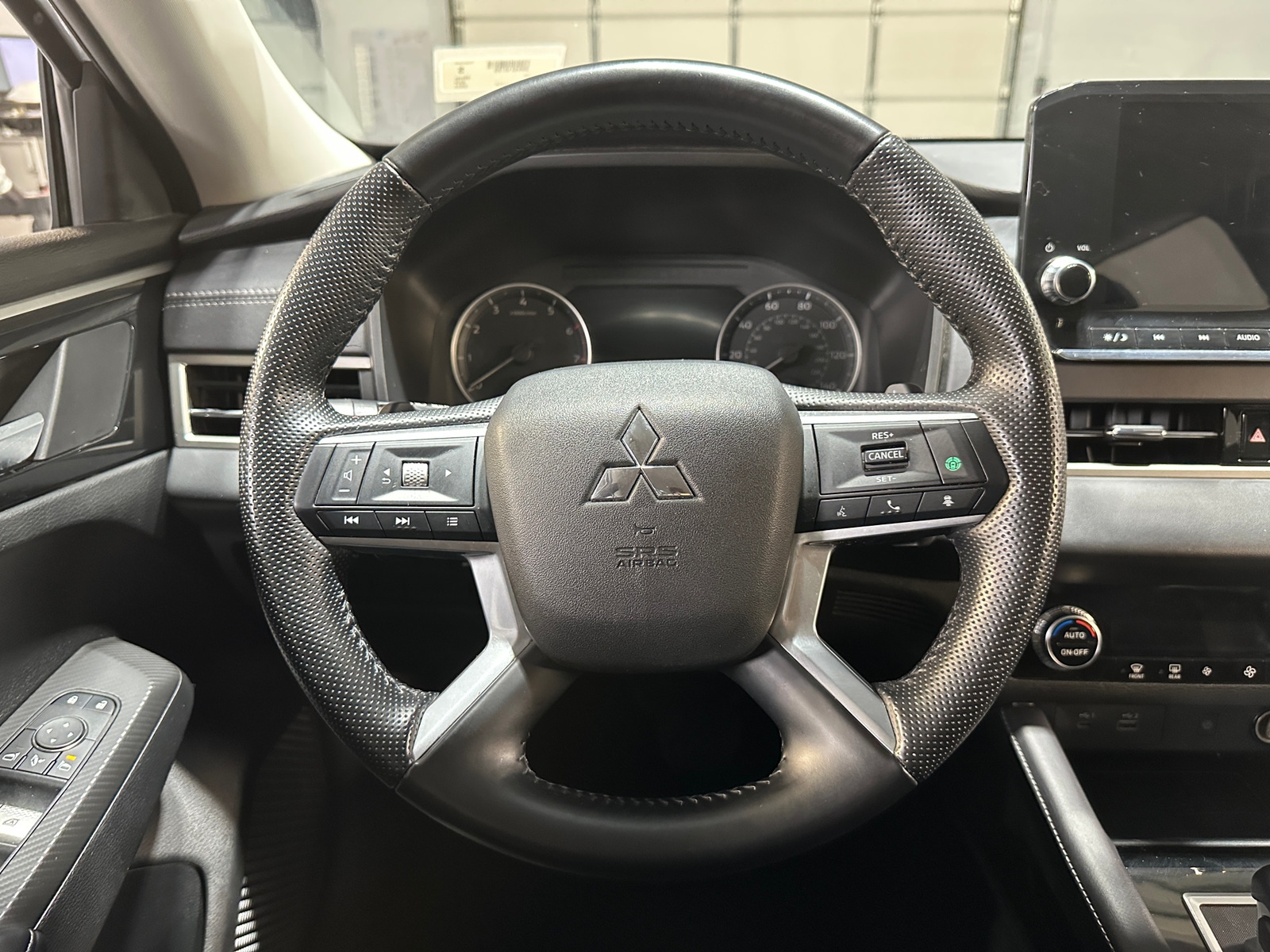 Thumbnail: 2024 Mitsubishi Outlander - 4