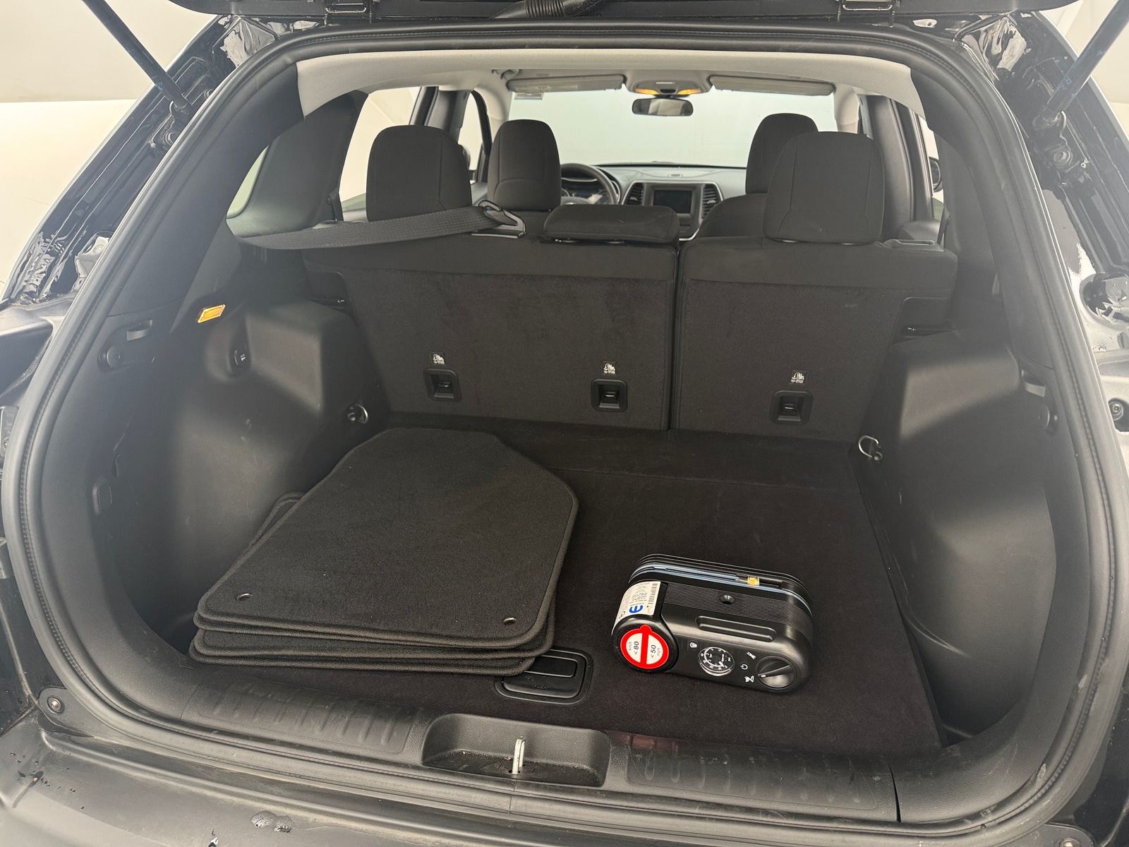 Thumbnail: 2020 Jeep Cherokee - 7