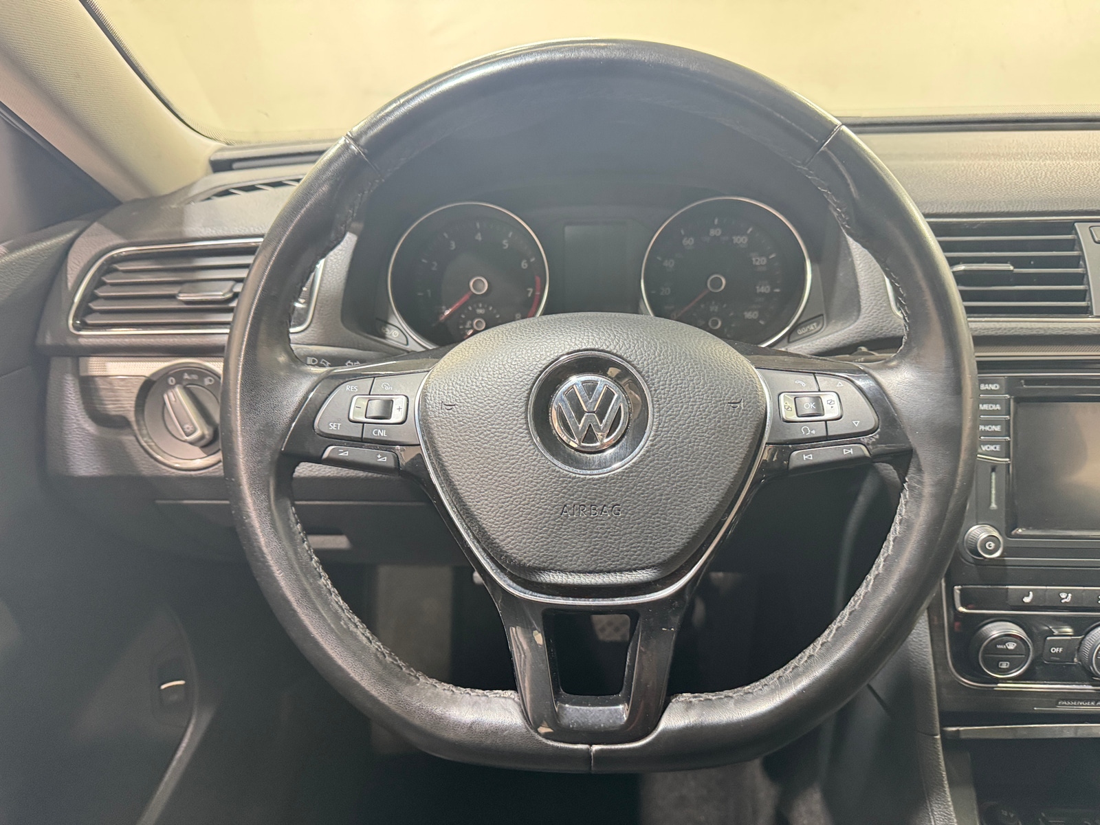 Thumbnail: 2017 Volkswagen Passat - 4