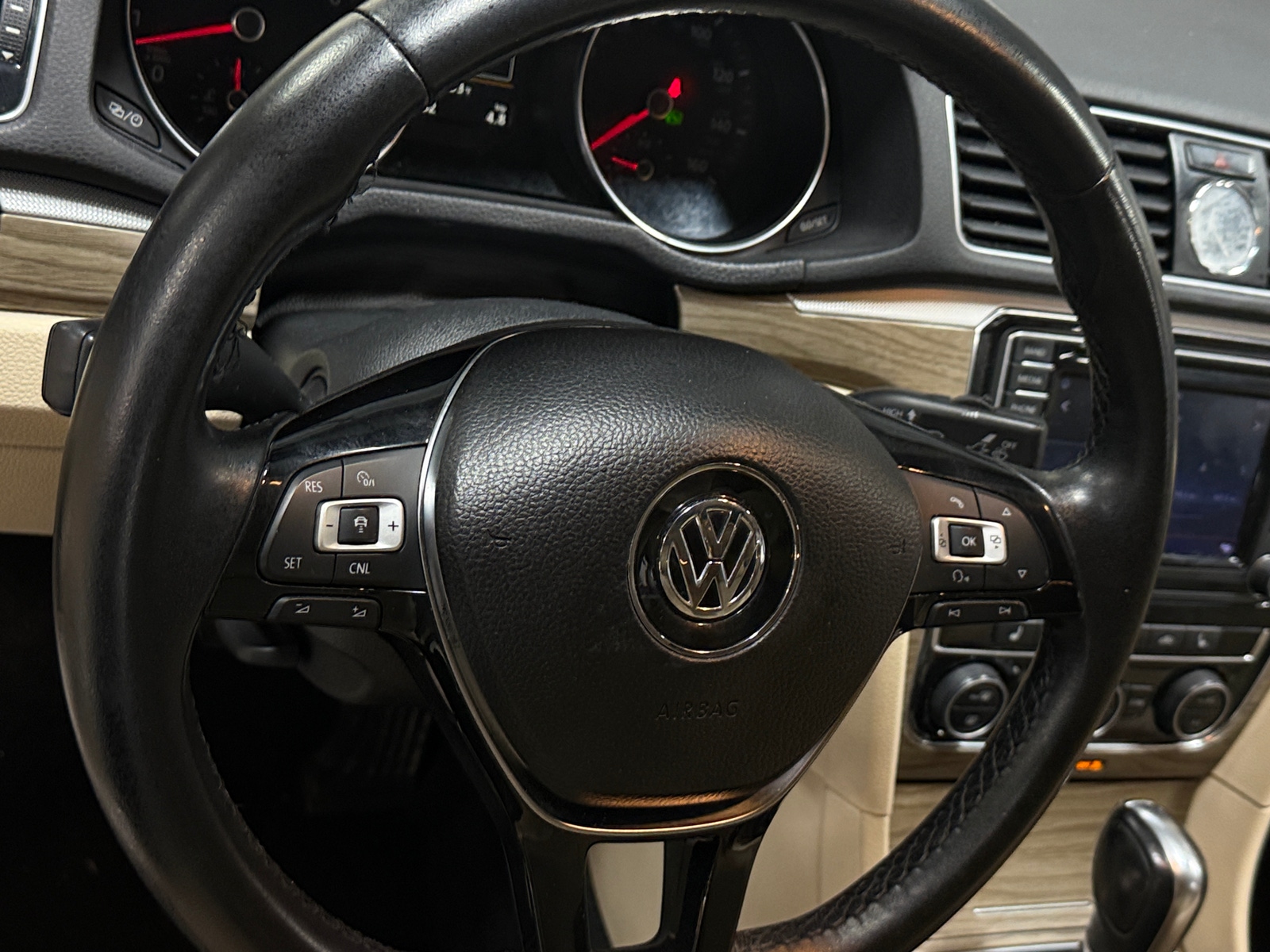 Thumbnail: 2017 Volkswagen Passat - 4