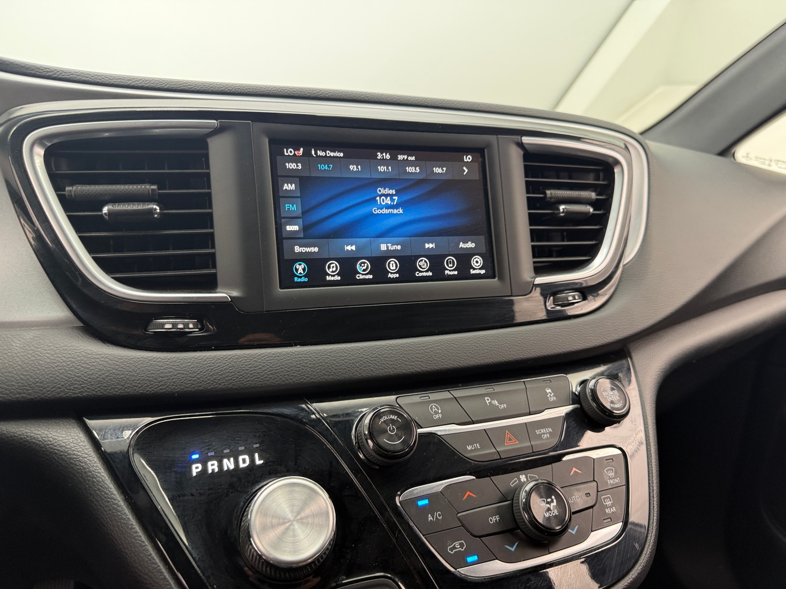 Thumbnail: 2018 Chrysler Pacifica - 3