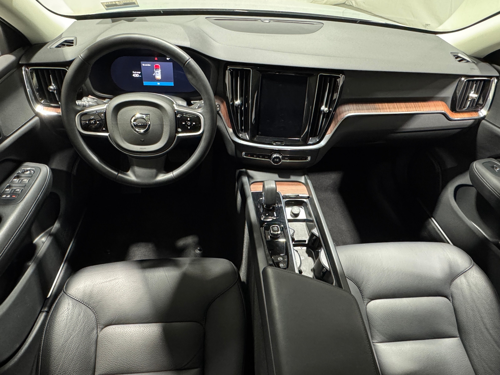 Thumbnail: 2025 Volvo V60 - 2