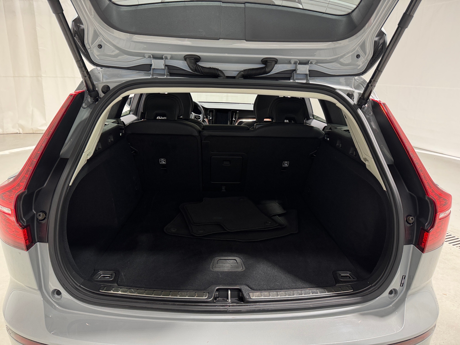 Thumbnail: 2025 Volvo V60 - 6