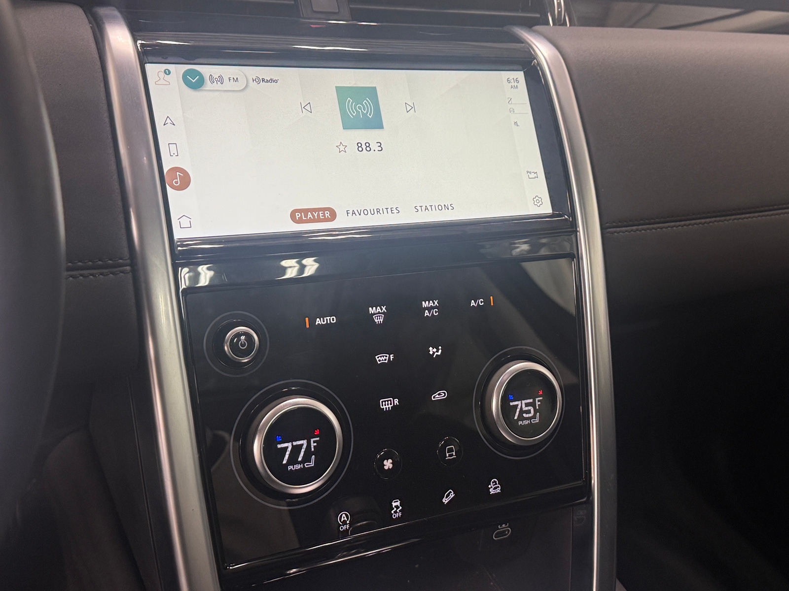 Thumbnail: 2021 Land Rover Discovery Sport - 3