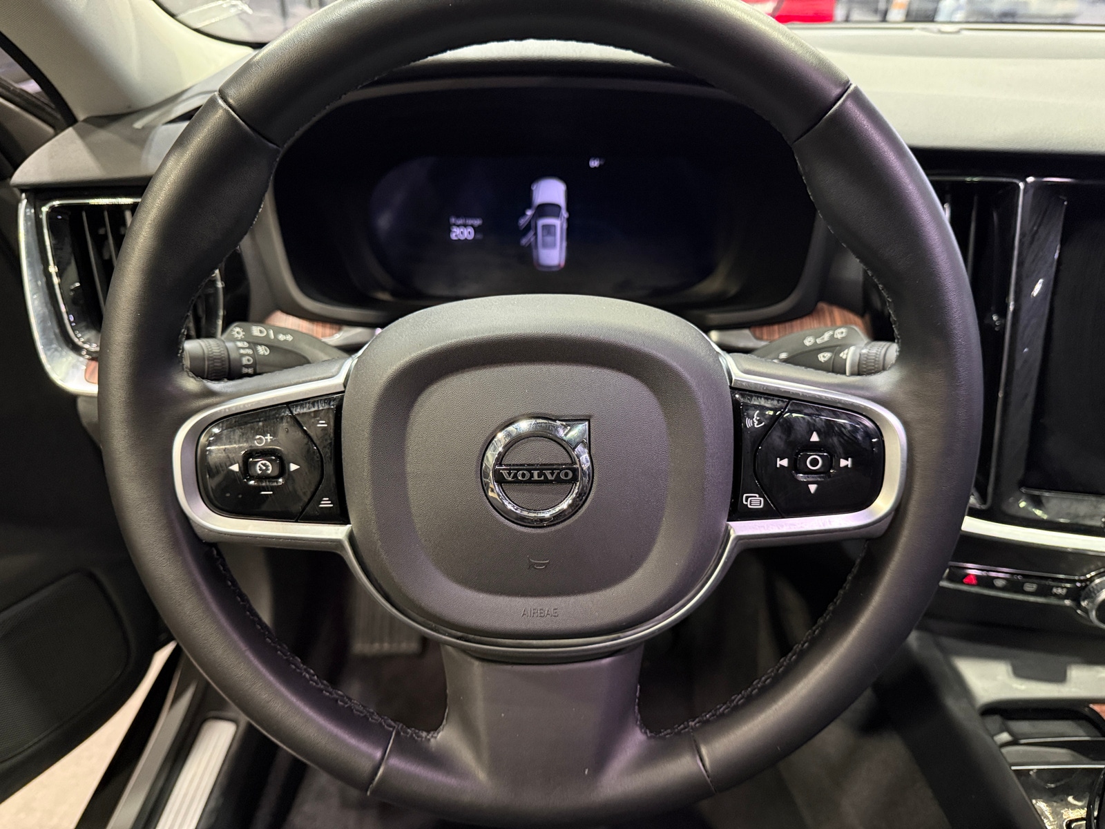 Thumbnail: 2025 Volvo V60 - 4