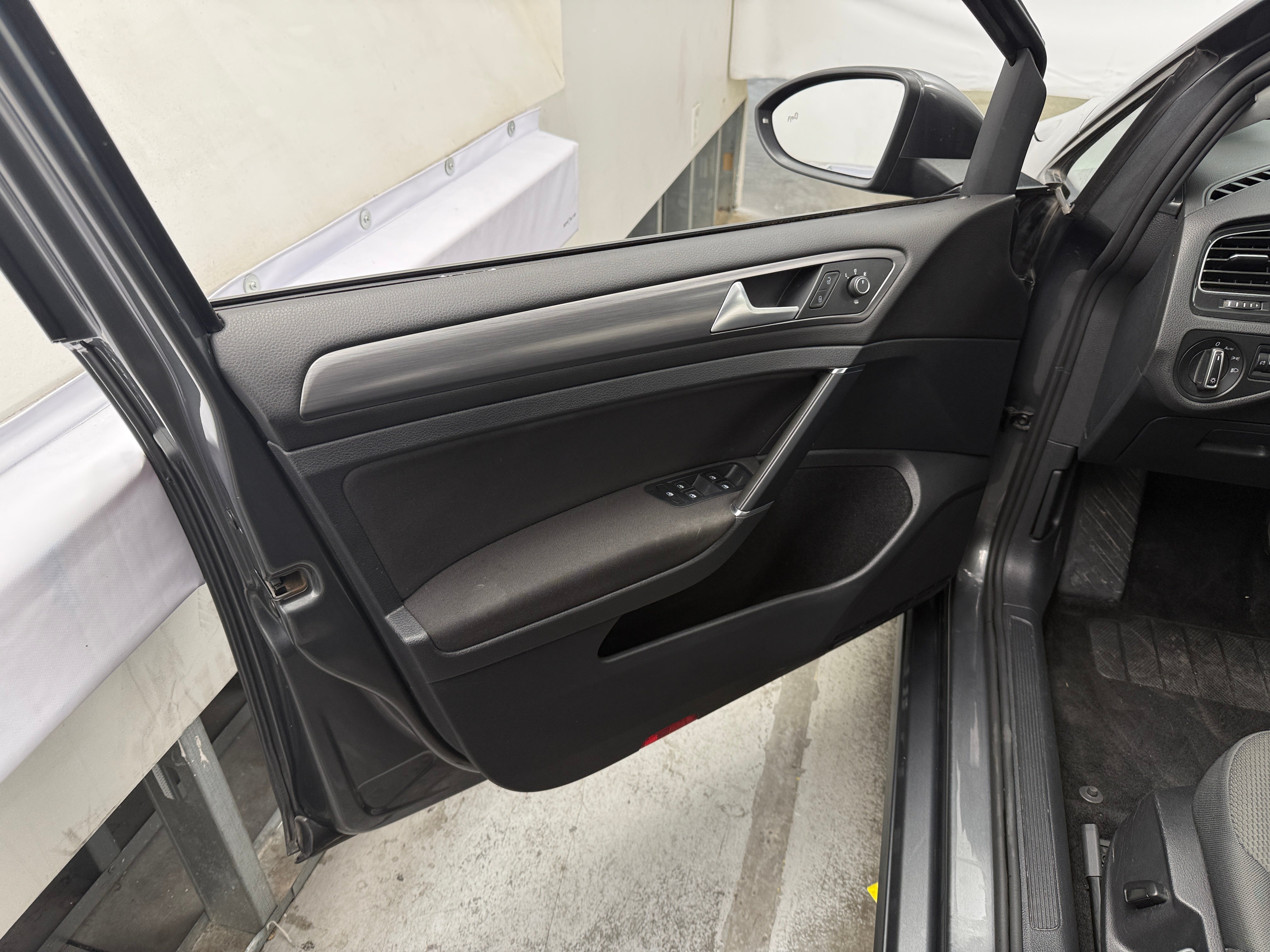 Used 2019 Volkswagen e-Golf e-Golf SE with VIN WVWKR7AU1KW903430 for sale in Oak Creek, WI